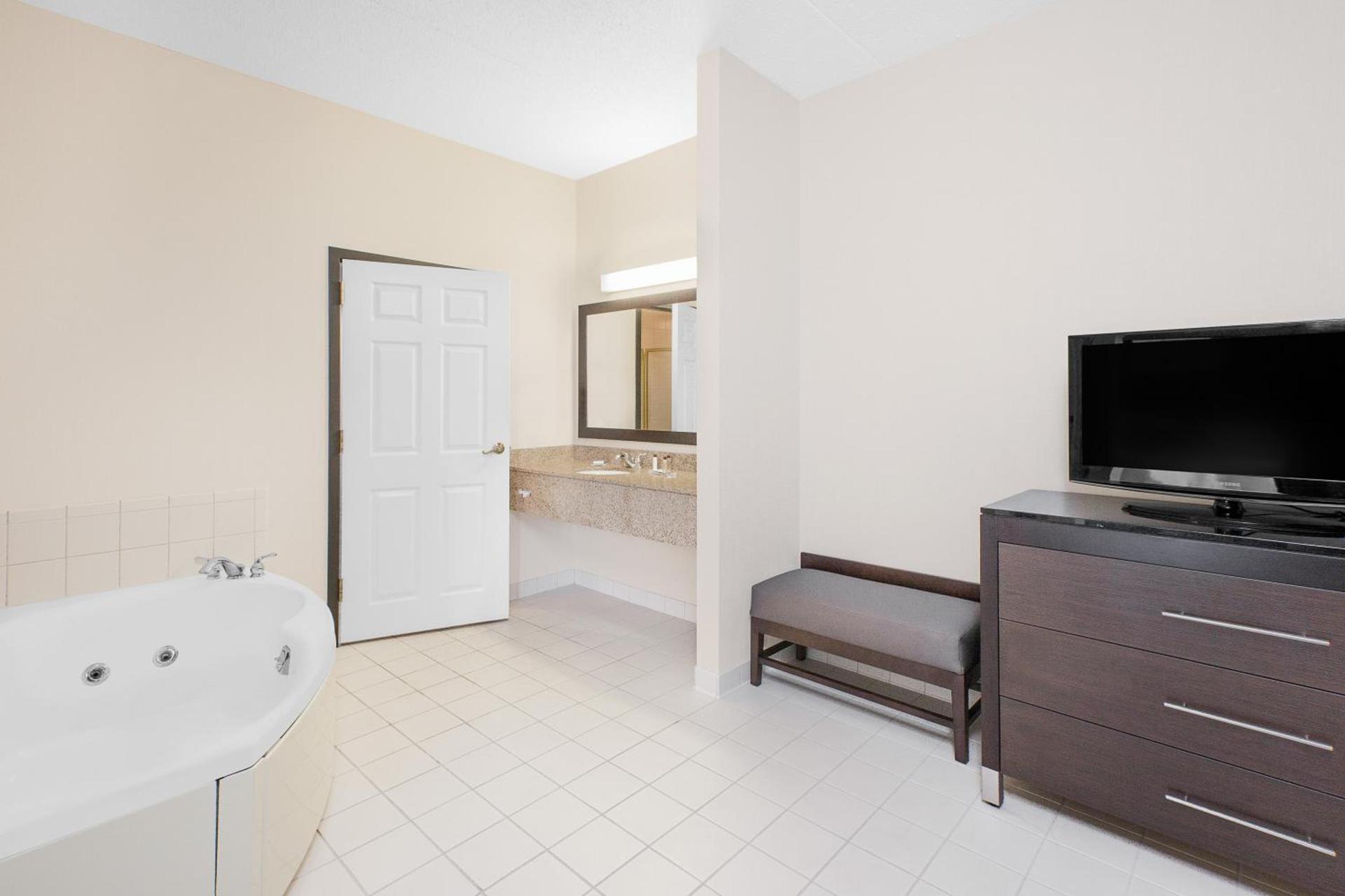 Wingate by Wyndham Sylvania-Toledo photo 60