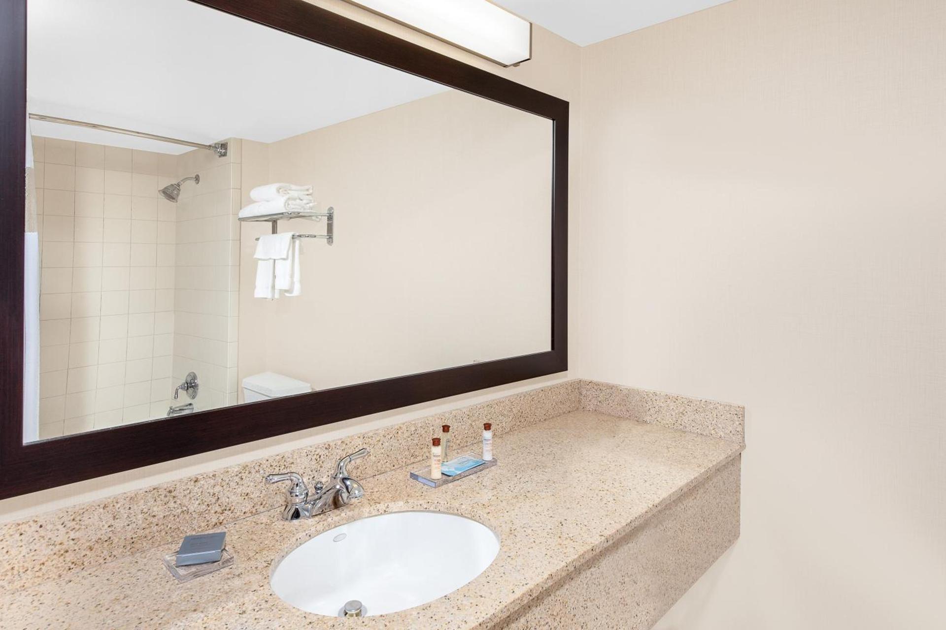 Wingate by Wyndham Sylvania-Toledo photo 67