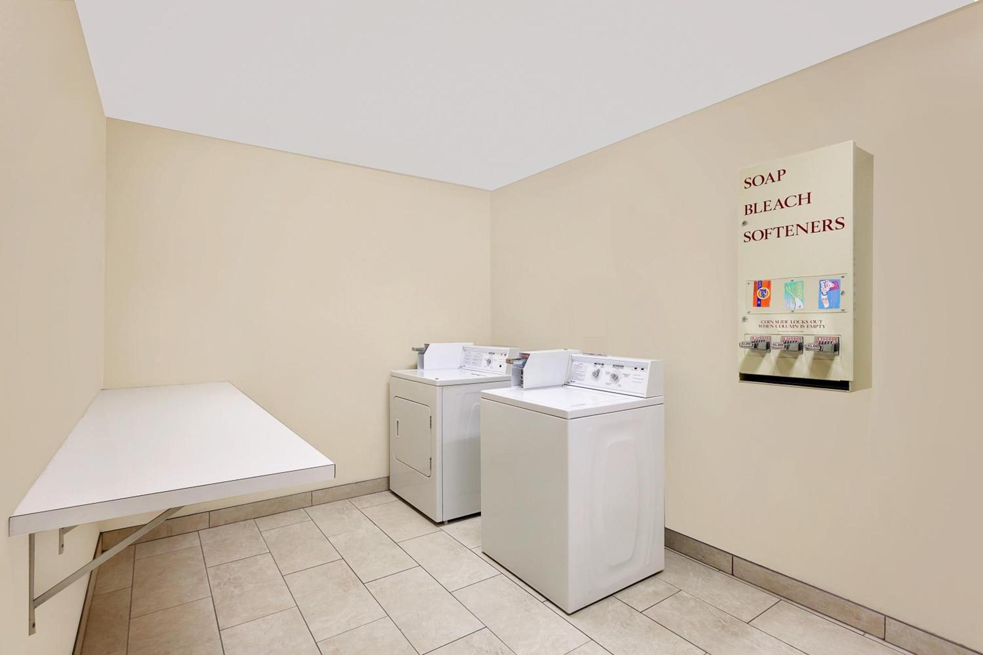 Super 8 by Wyndham Lebanon photo 16