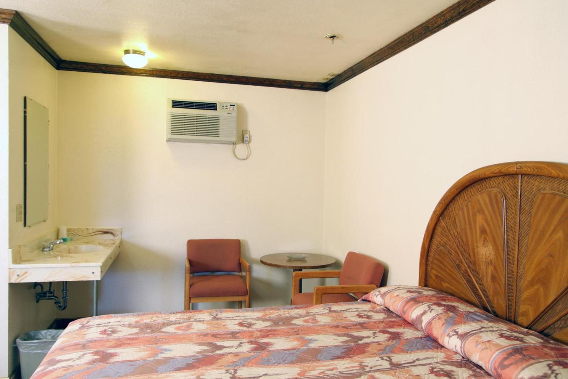 Dove Creek Inn photo 10