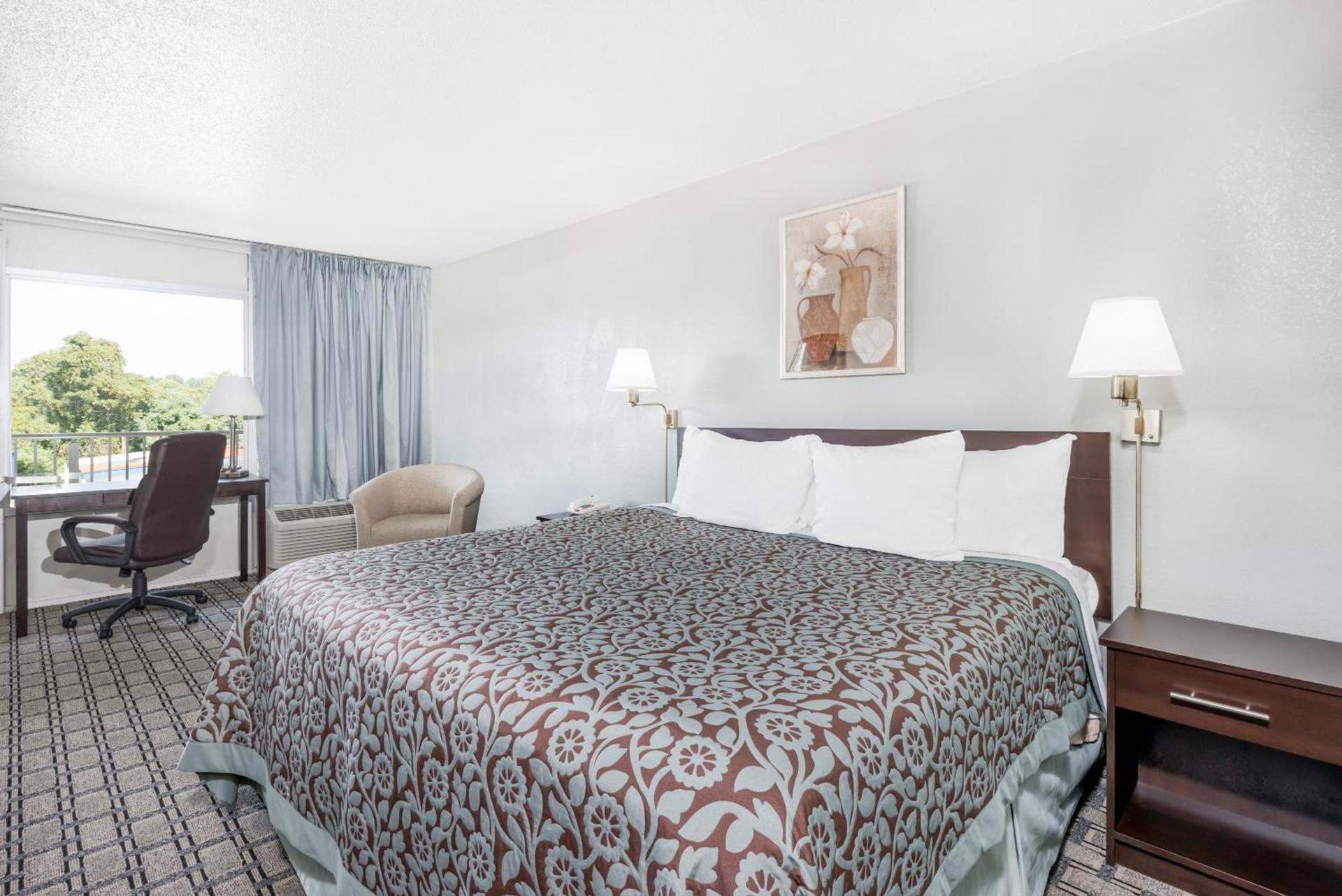 Days Inn by Wyndham St Clairsville photo 16