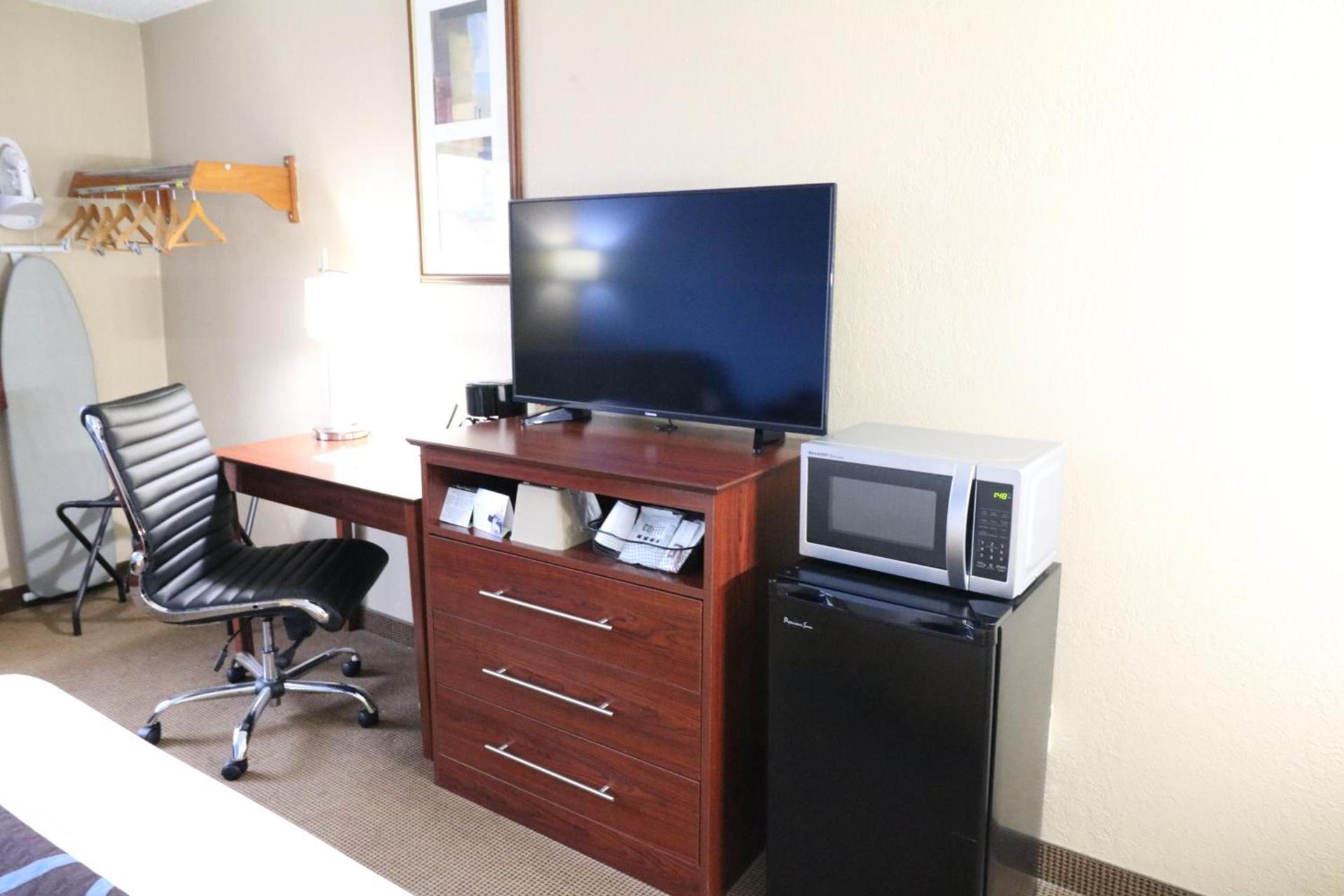Super 8 by Wyndham Dubuque photo 14