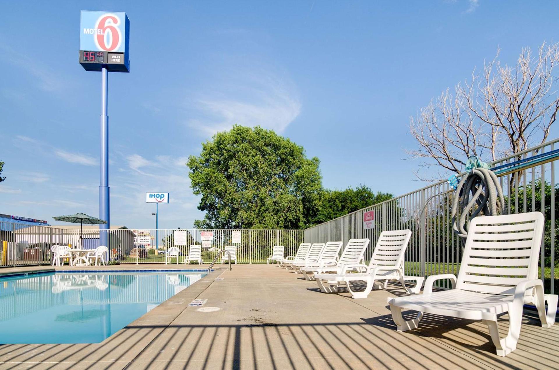 Motel 6-Salina, KS photo 11