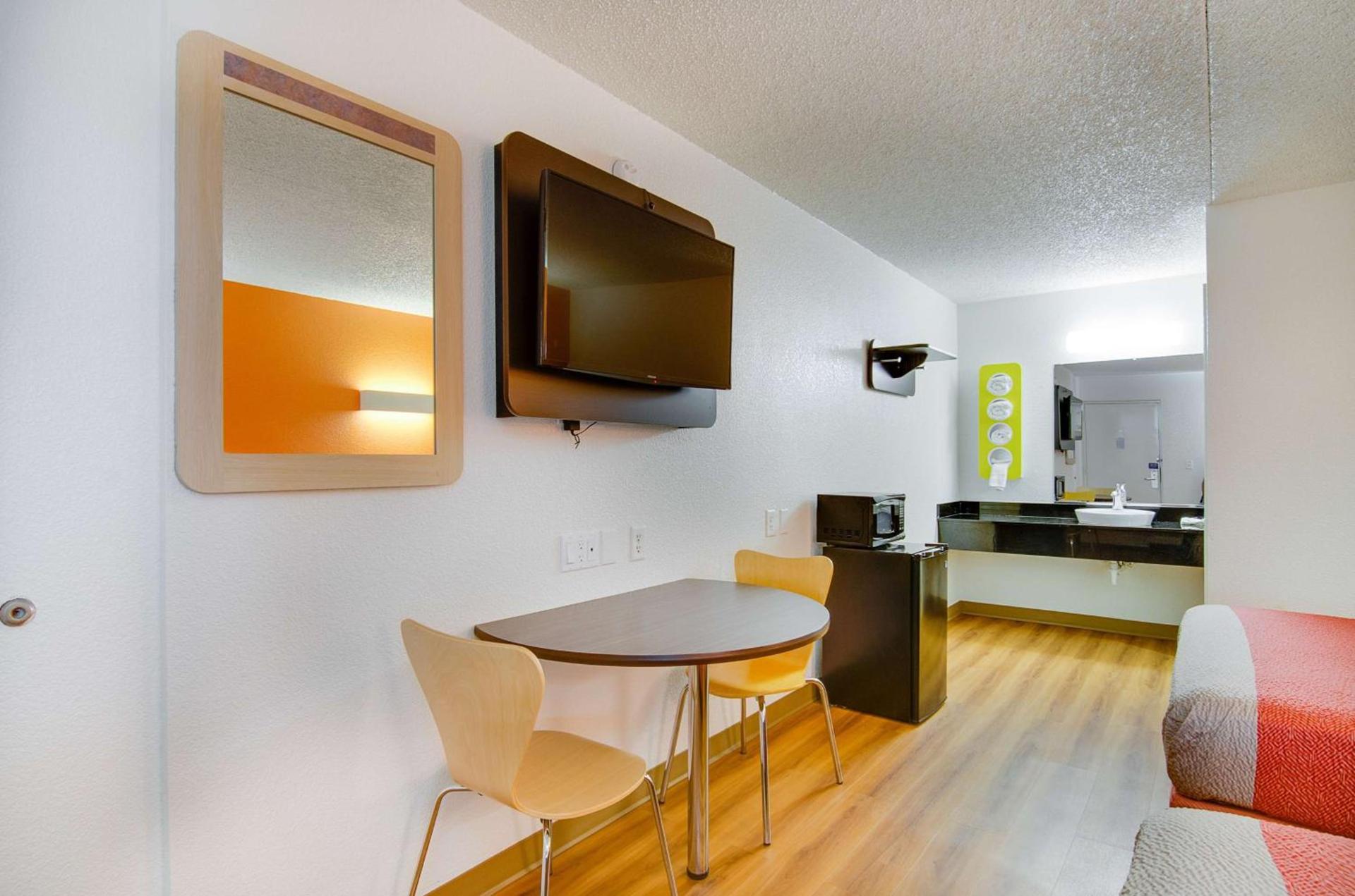 Motel 6-Salina, KS photo 23