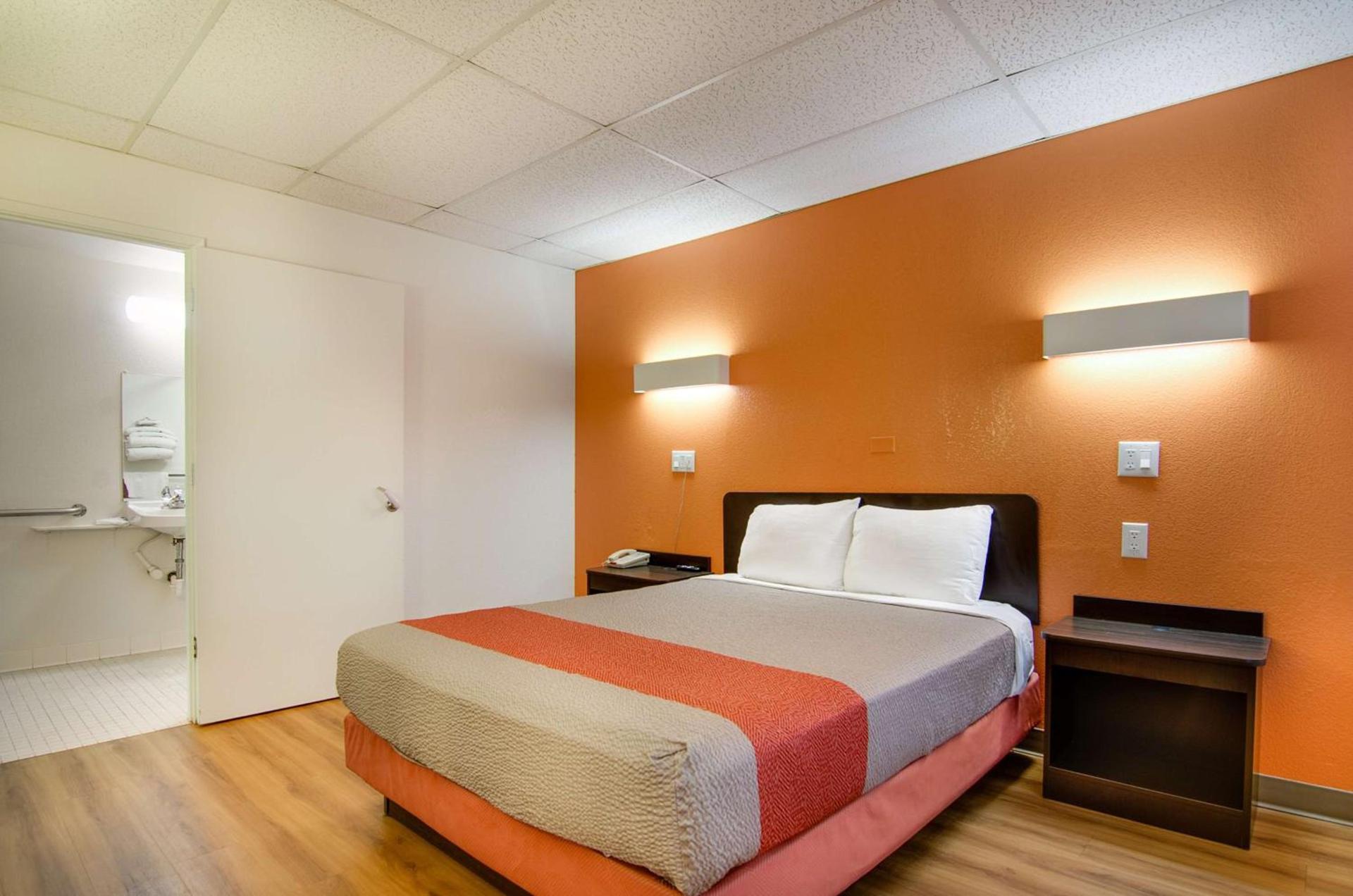 Motel 6-Salina, KS photo 13