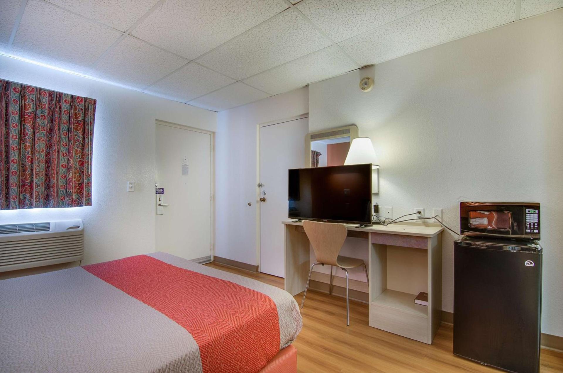 Motel 6-Salina, KS photo 14