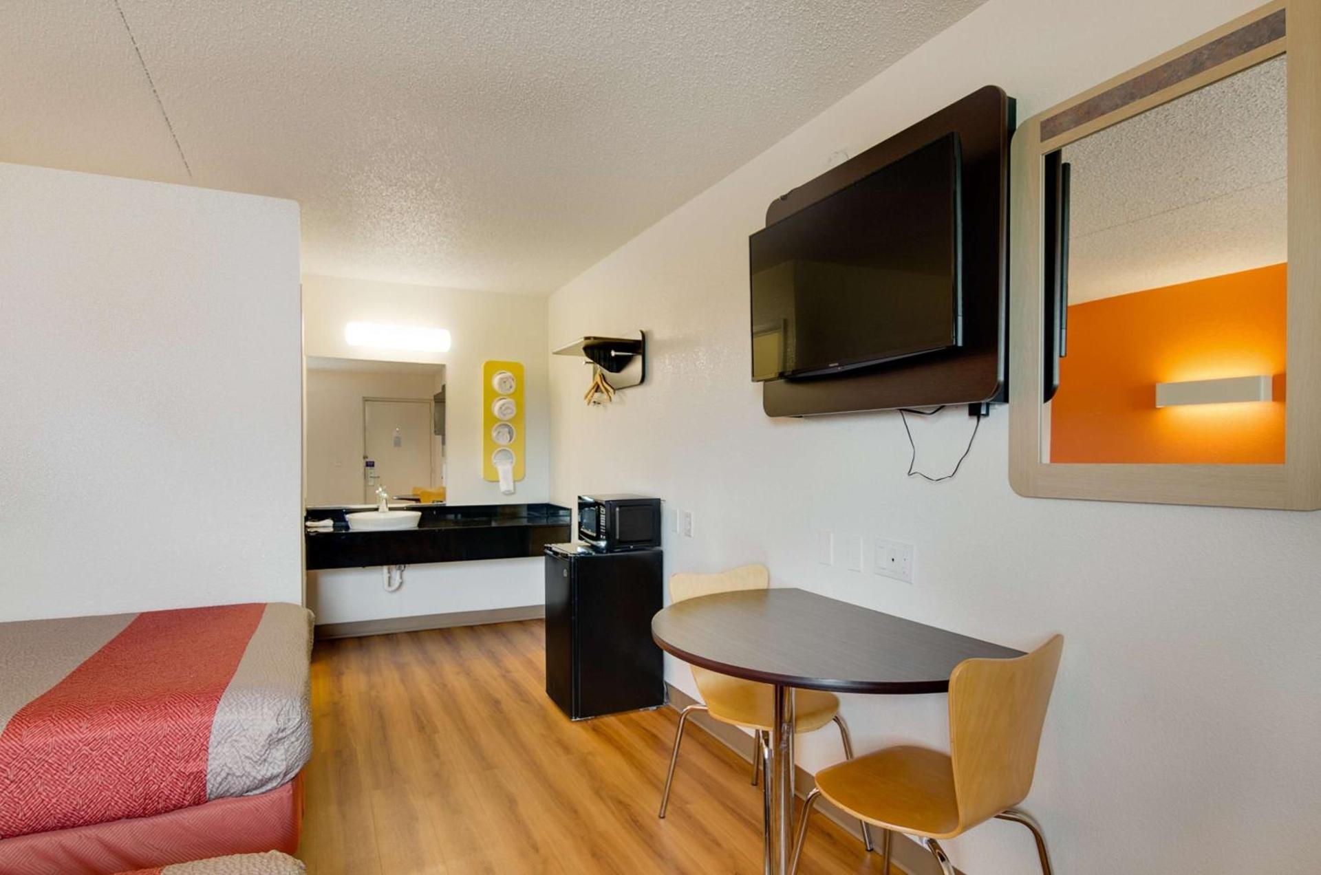 Motel 6-Salina, KS photo 24