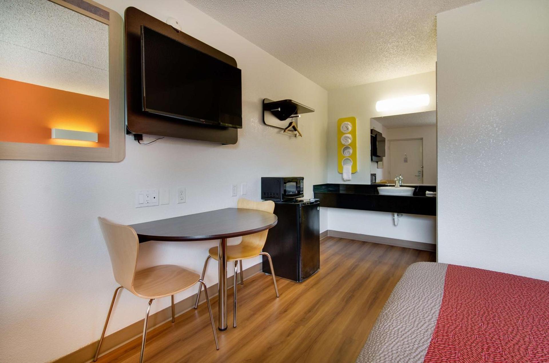 Motel 6-Salina, KS photo 25