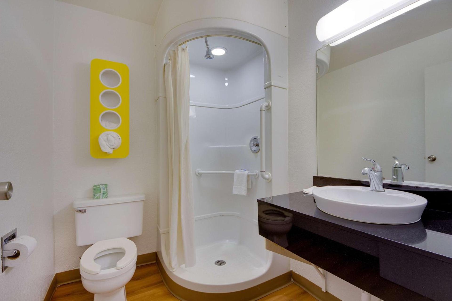 Avera Suites photo 36