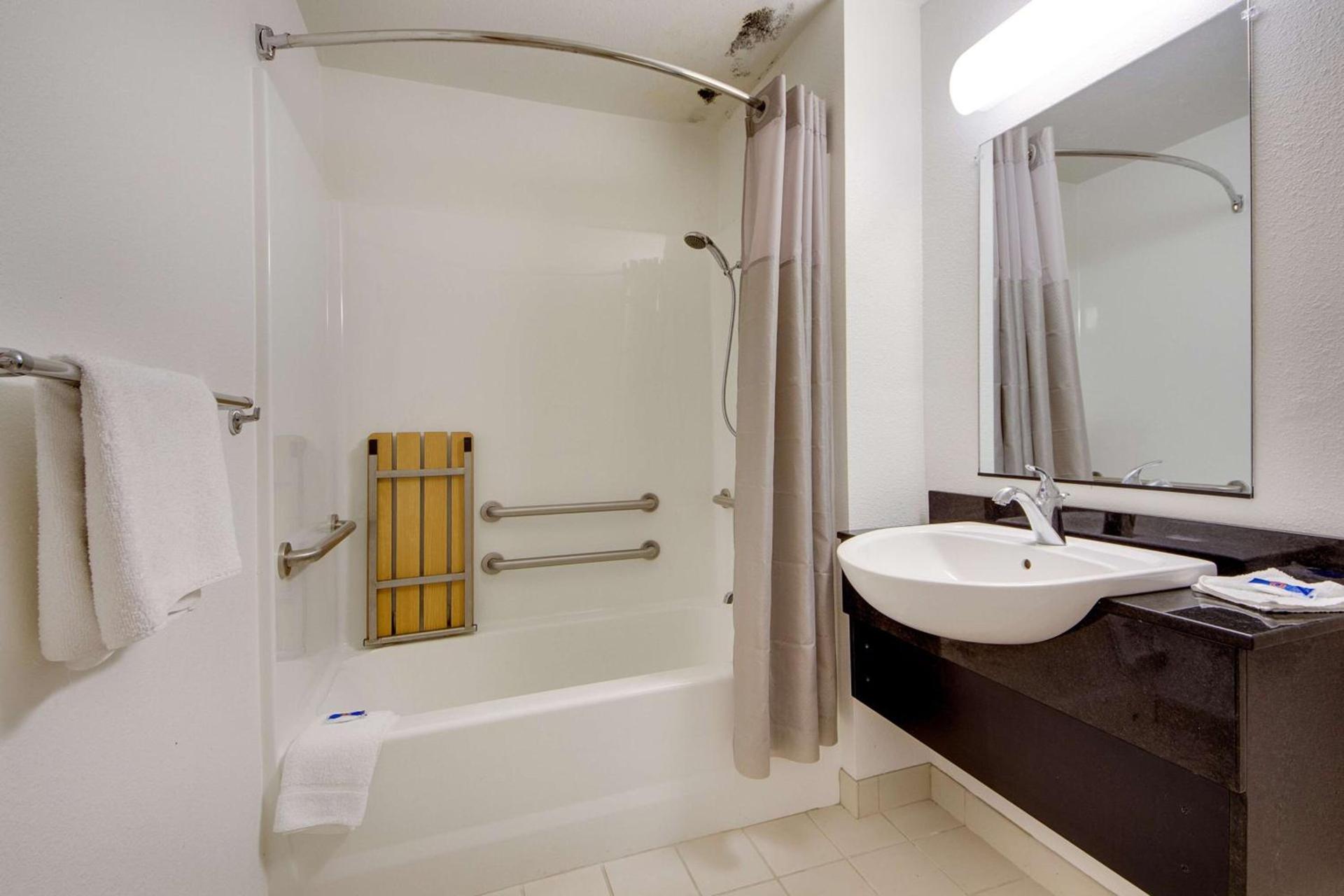 Avera Suites photo 37