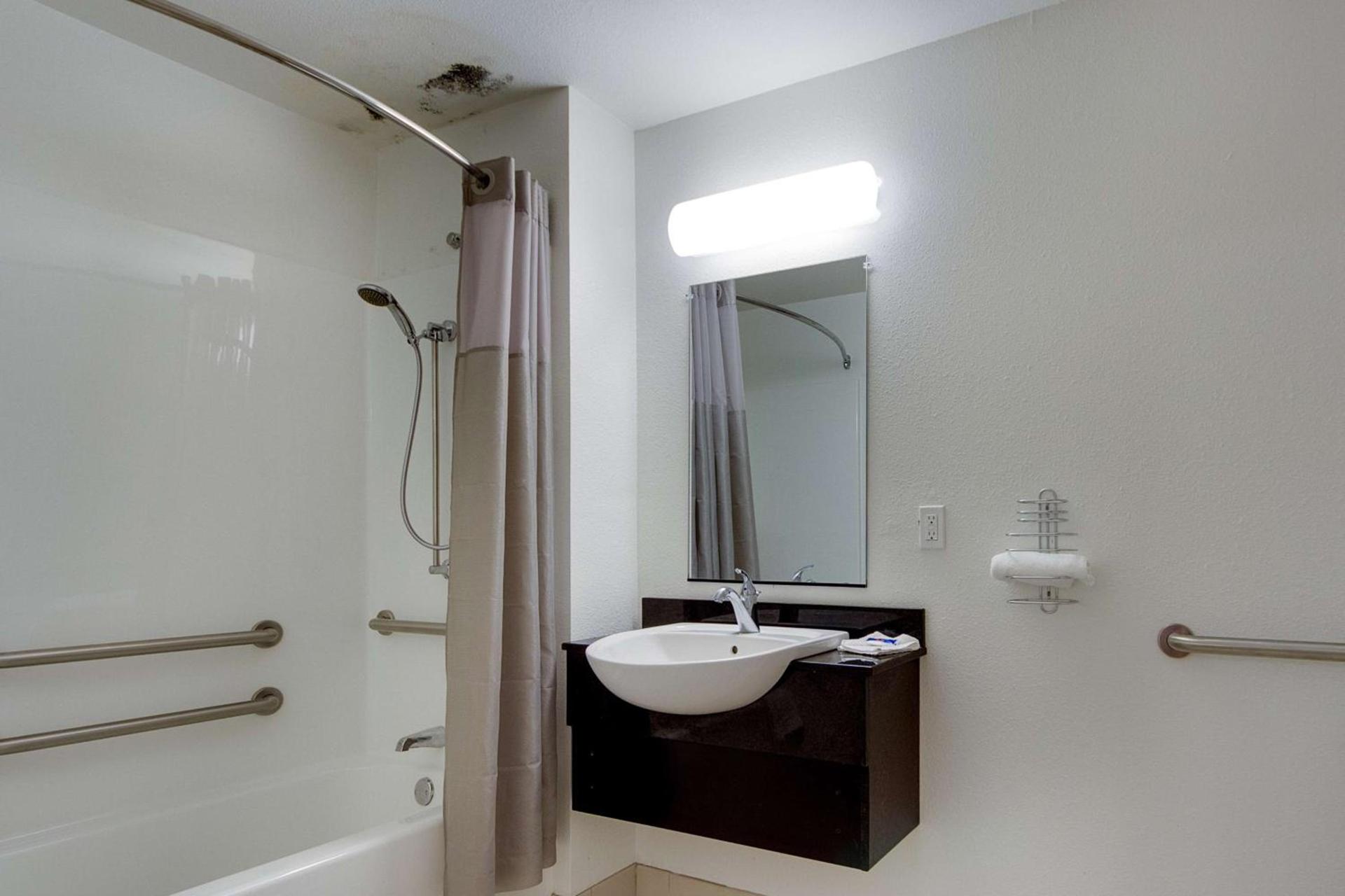 Avera Suites photo 38
