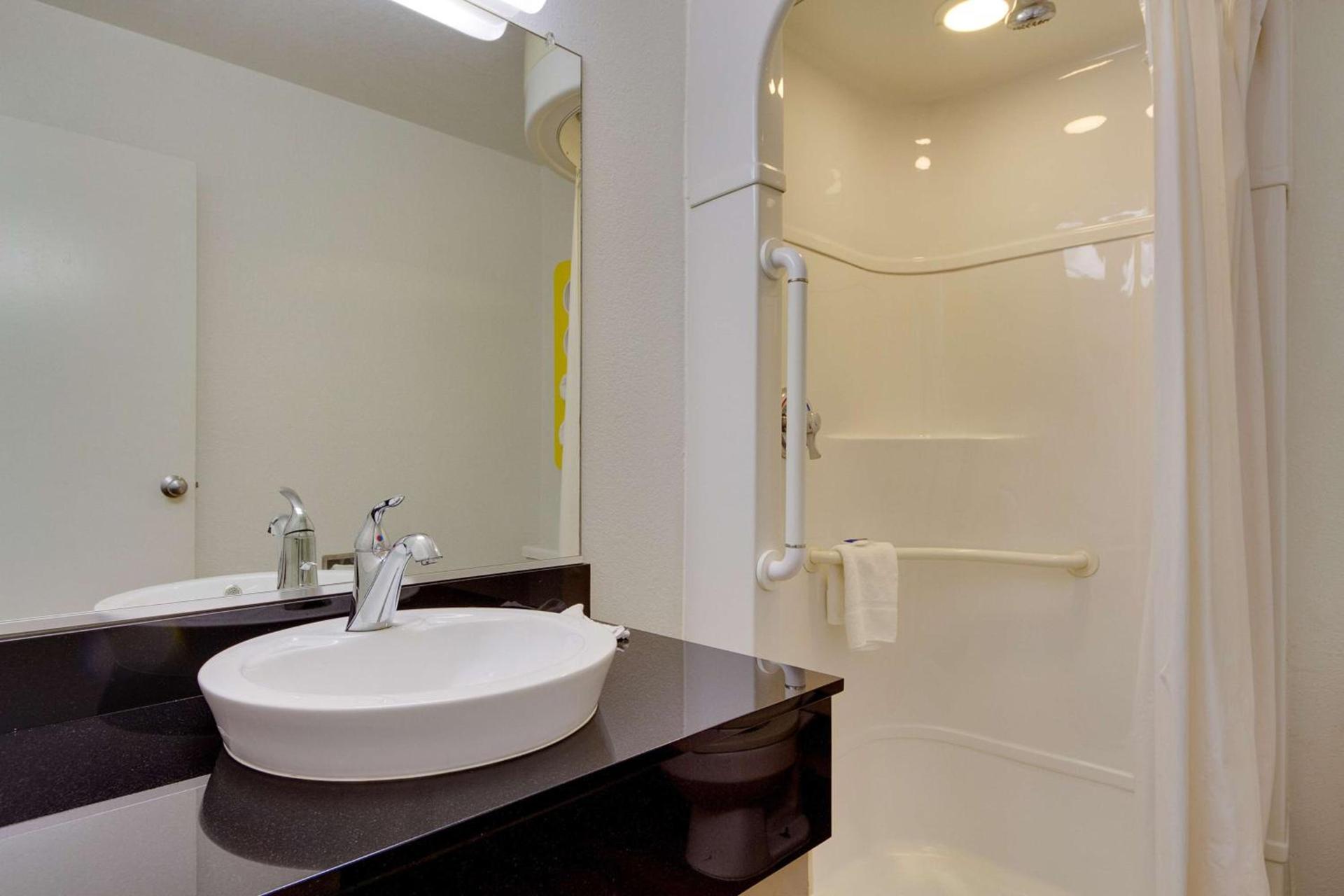 Avera Suites photo 62