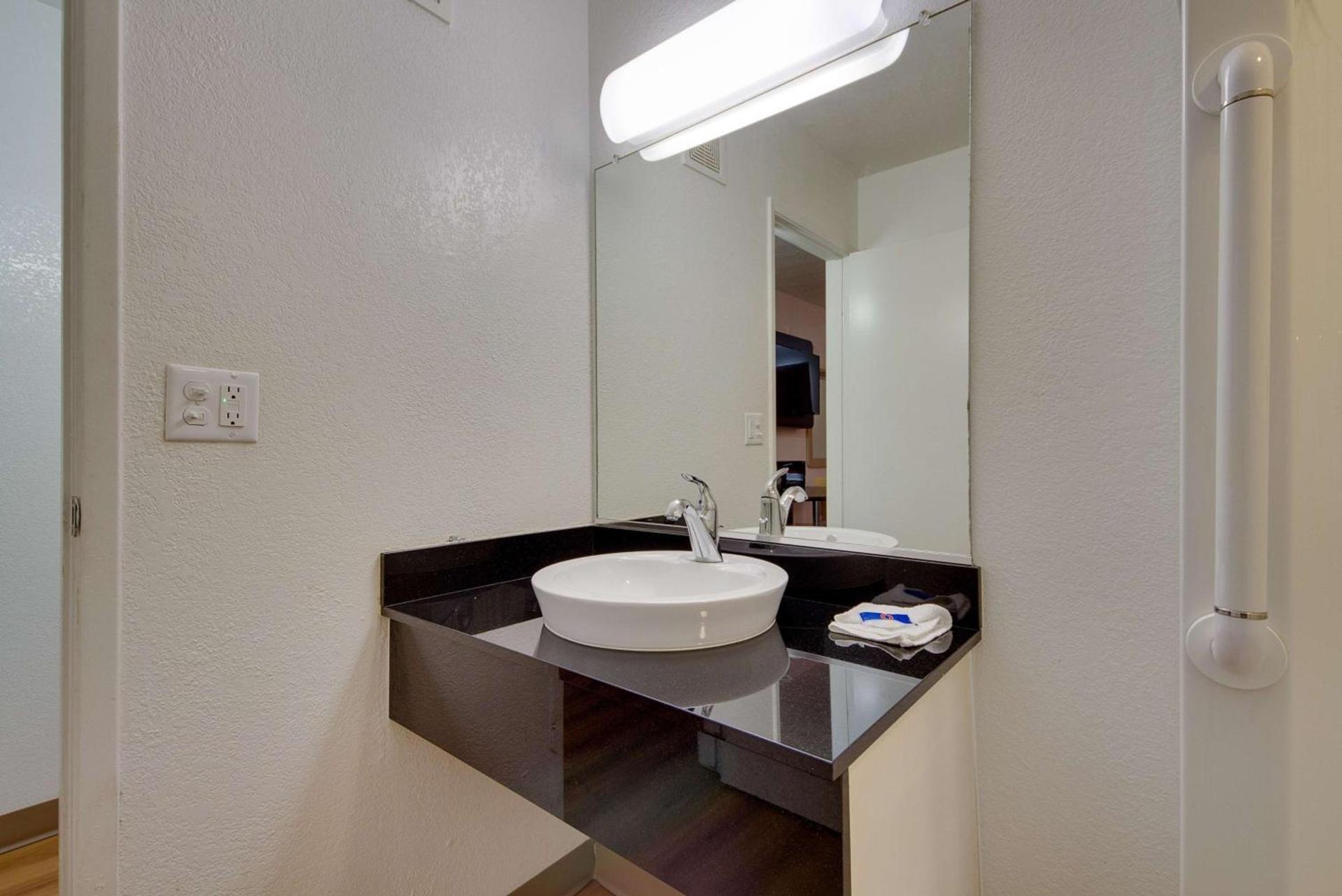 Avera Suites photo 63