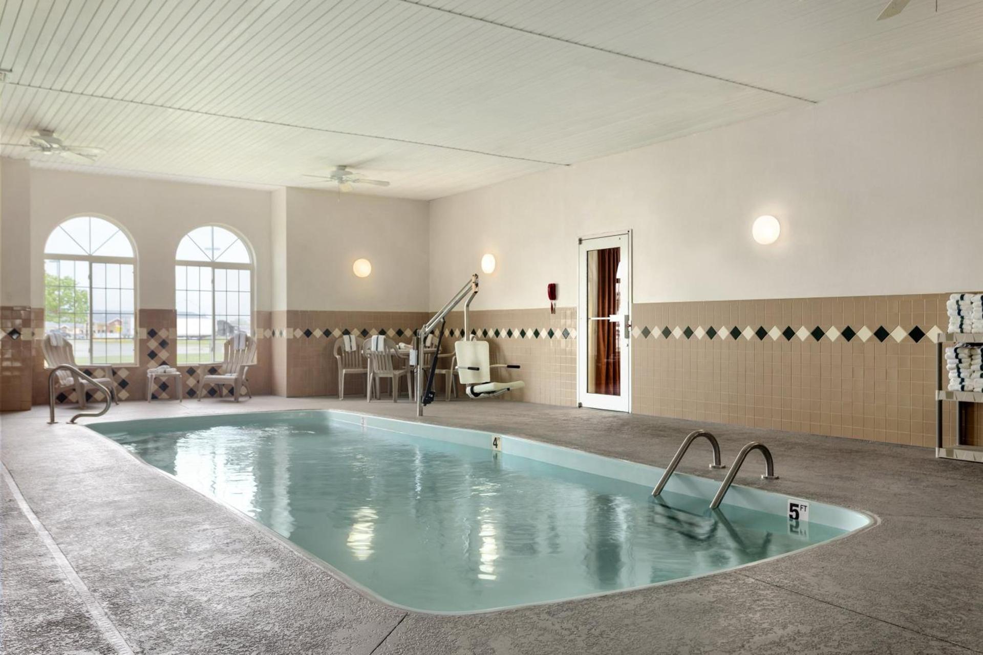 Country Inn & Suites by Radisson, Nevada, MO photo 15