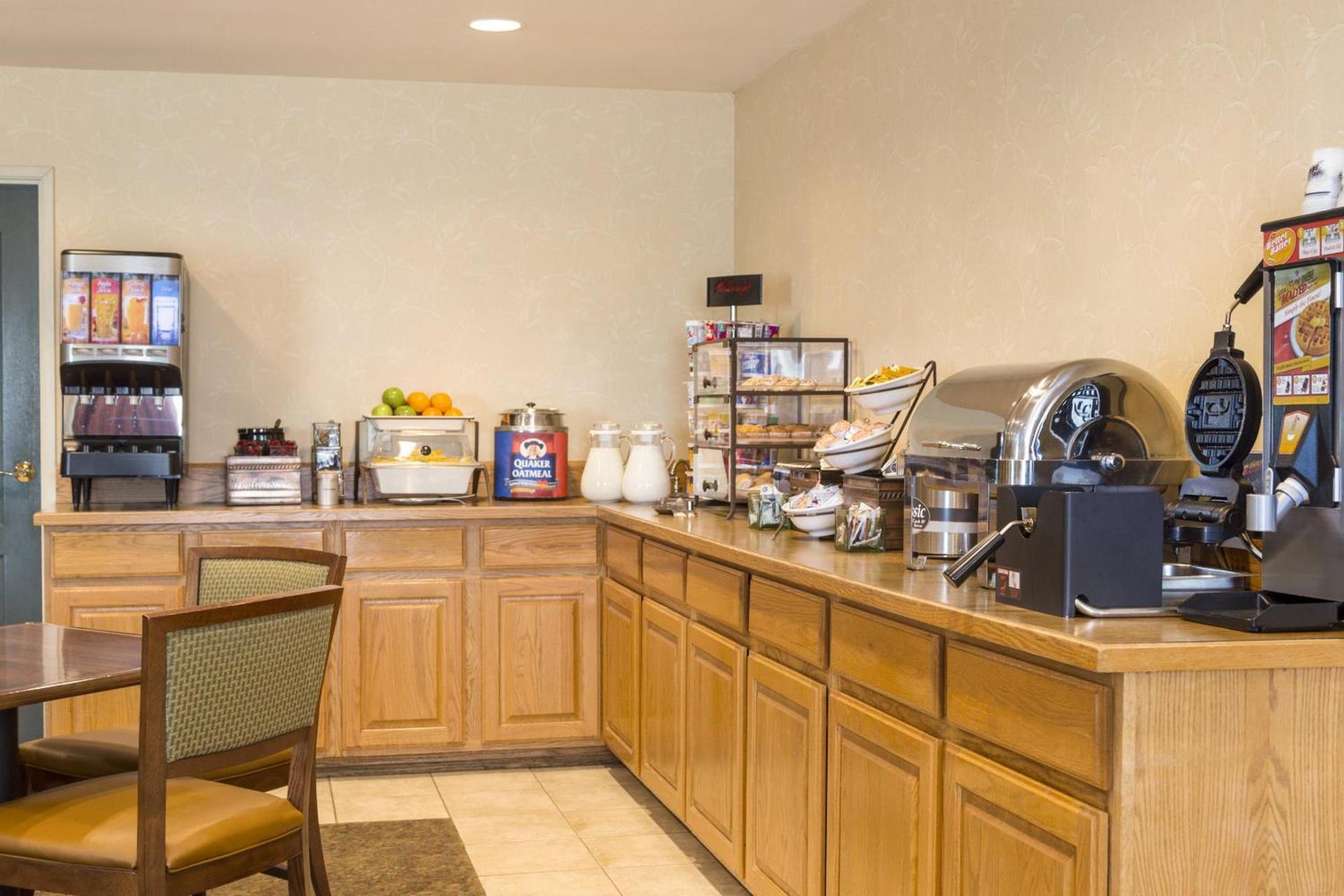 Country Inn & Suites by Radisson, Nevada, MO photo 21