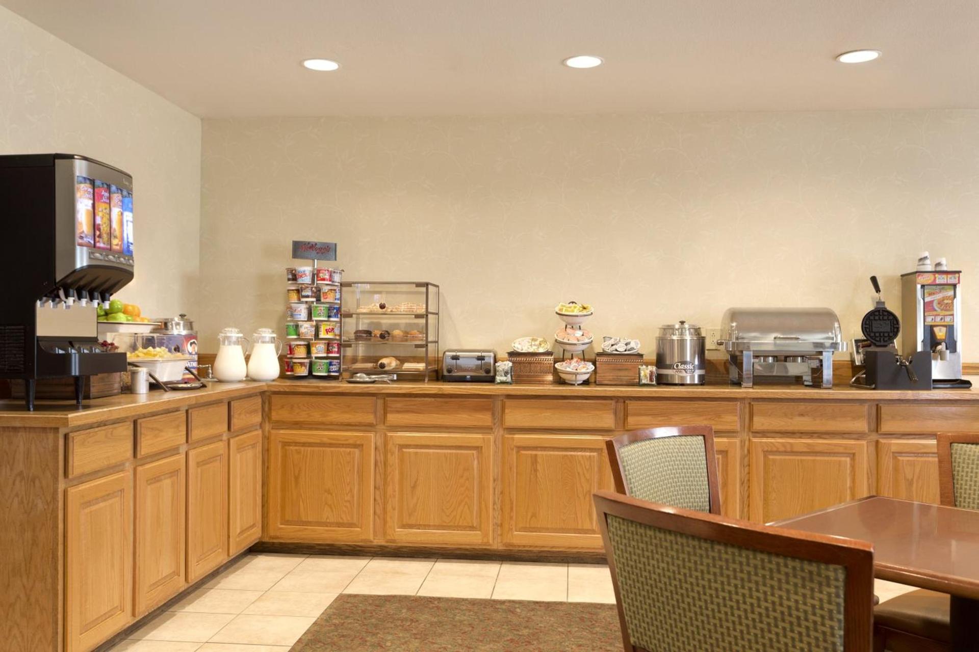 Country Inn & Suites by Radisson, Nevada, MO photo 22