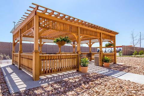 Suburban Studios Midland I-20 photo 18