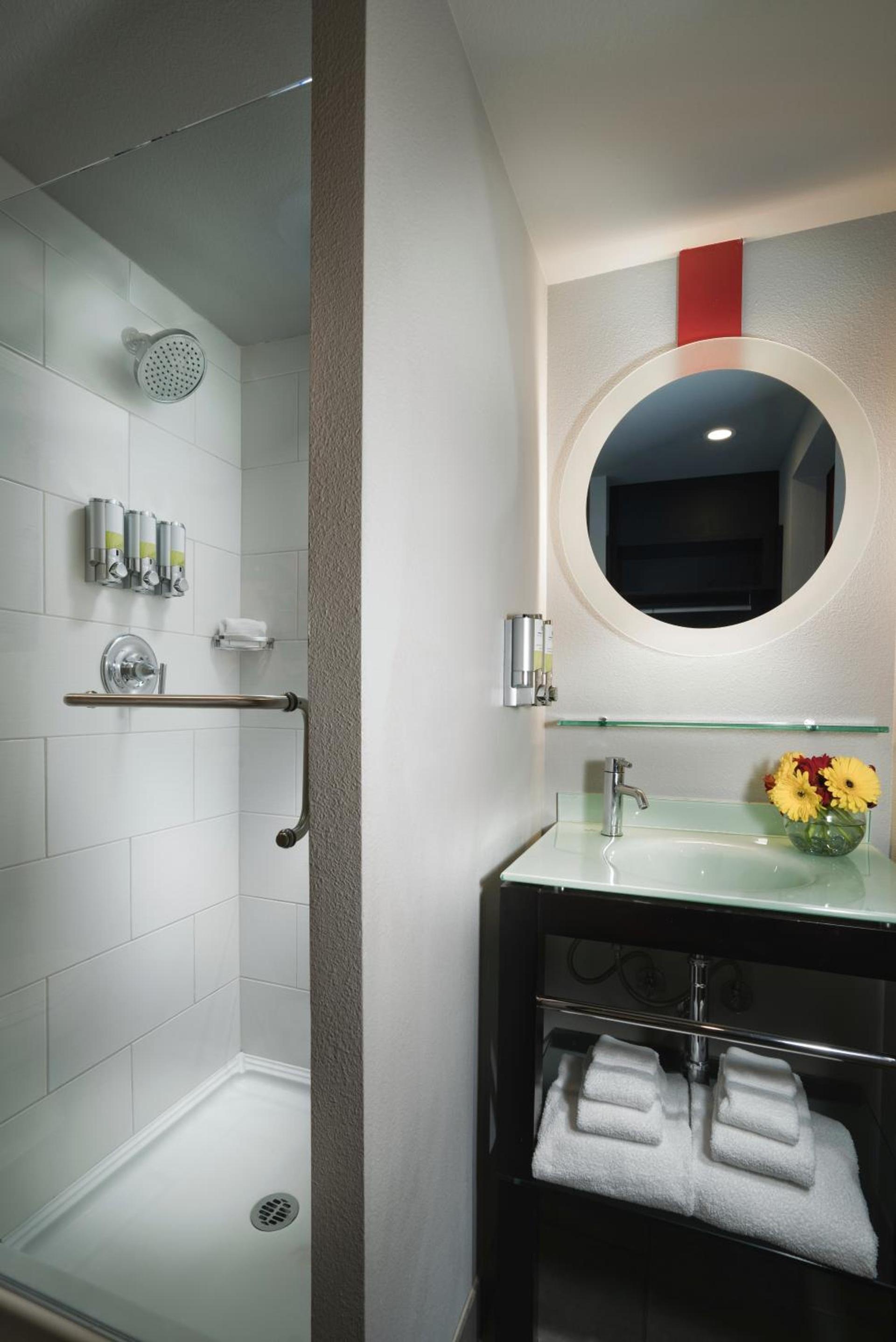Staypineapple, Hotel FIVE, Downtown Seattle photo 23