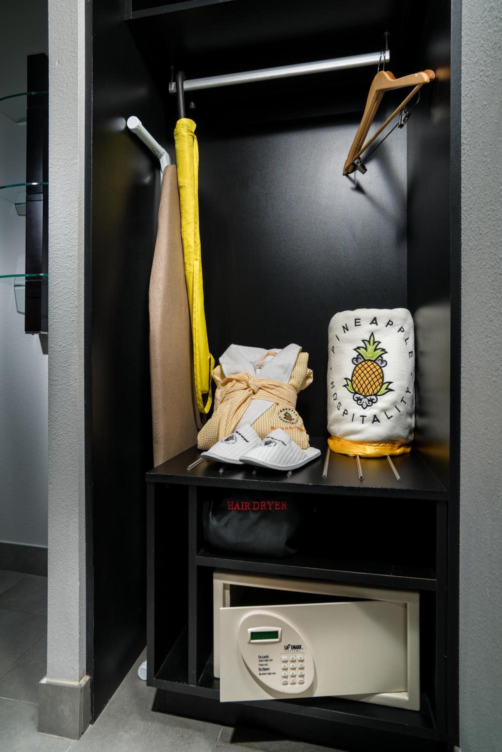 Staypineapple, Hotel FIVE, Downtown Seattle photo 24