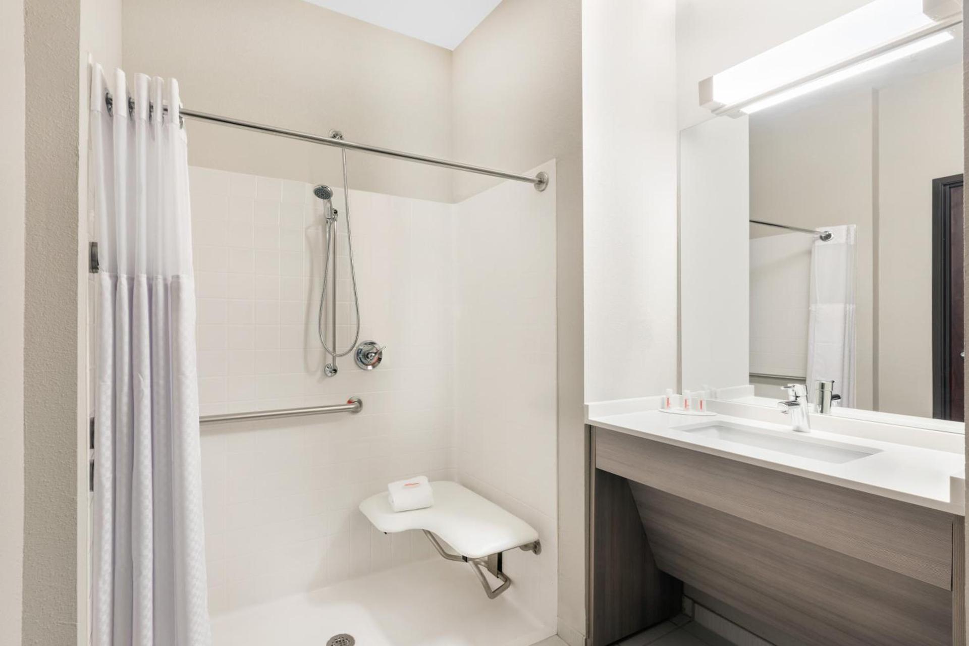 Microtel Inn & Suites by Wyndham Perry photo 18