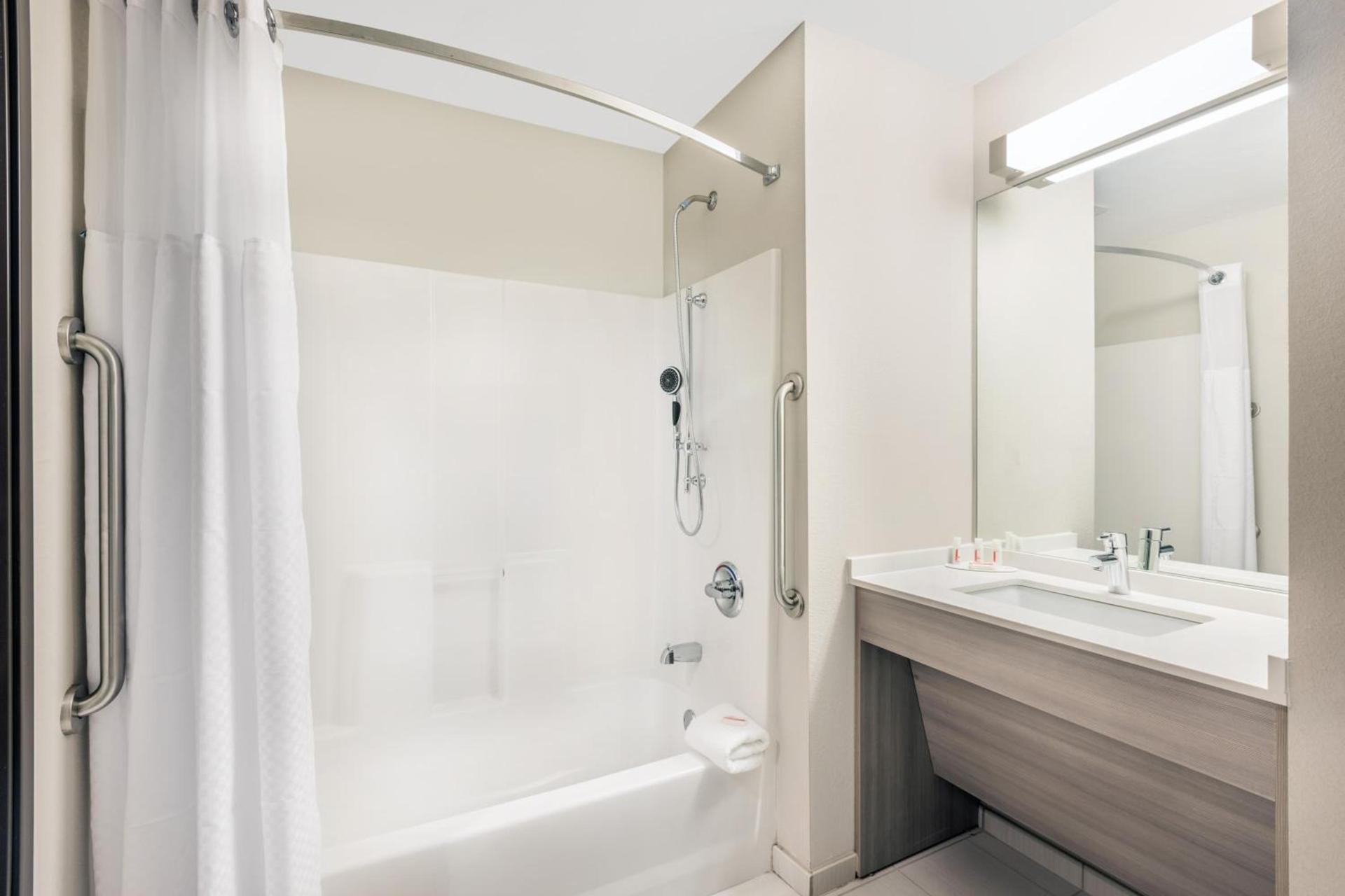 Microtel Inn & Suites by Wyndham Perry photo 15
