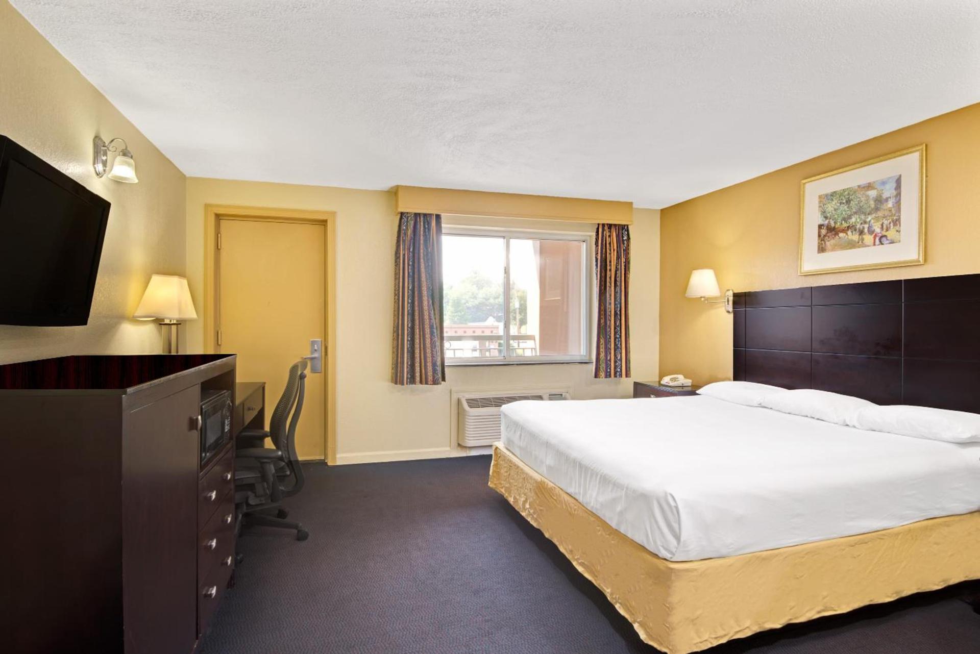 Super 8 by Wyndham Milford/New Haven photo 16
