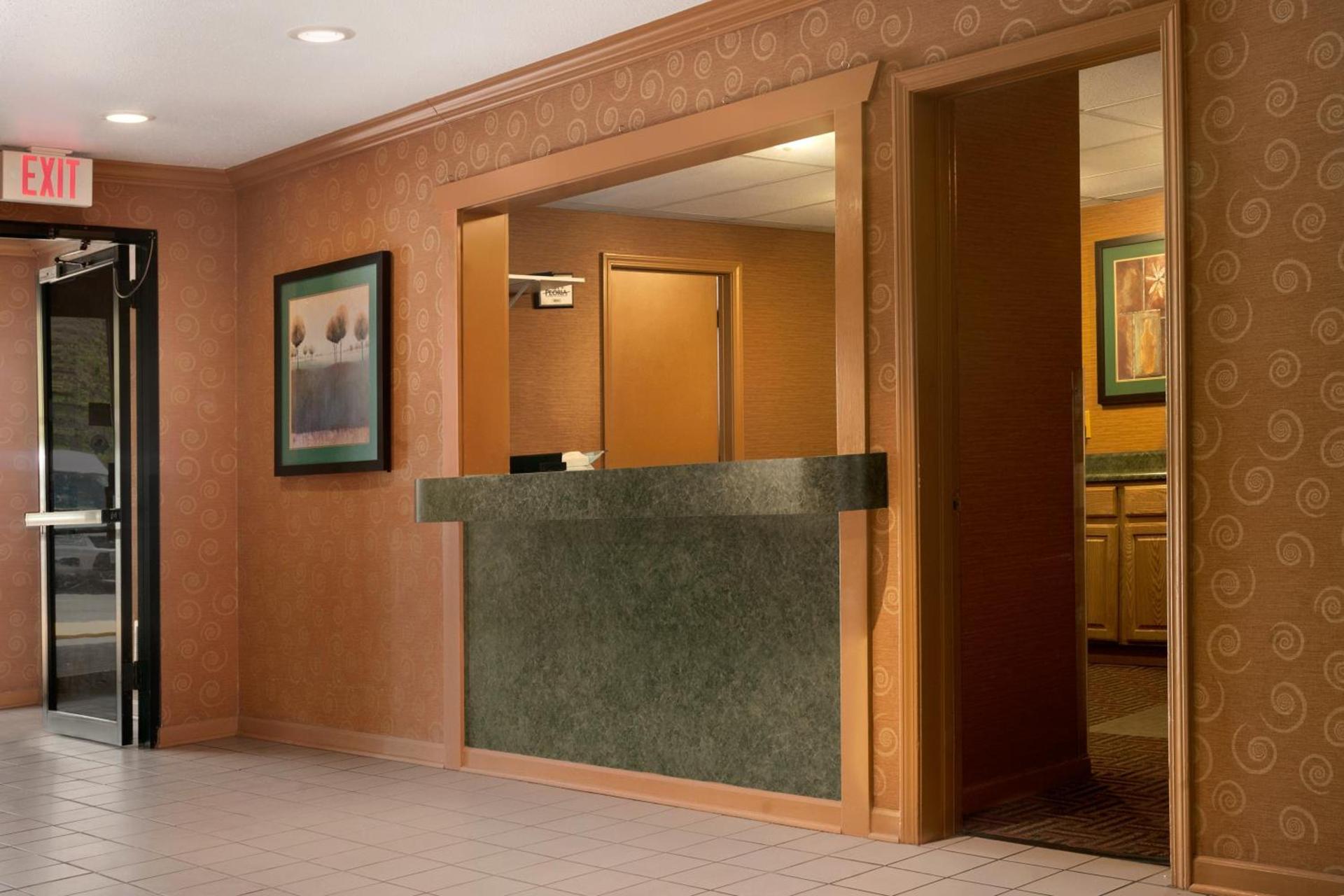 Super 8 by Wyndham East Peoria photo 13
