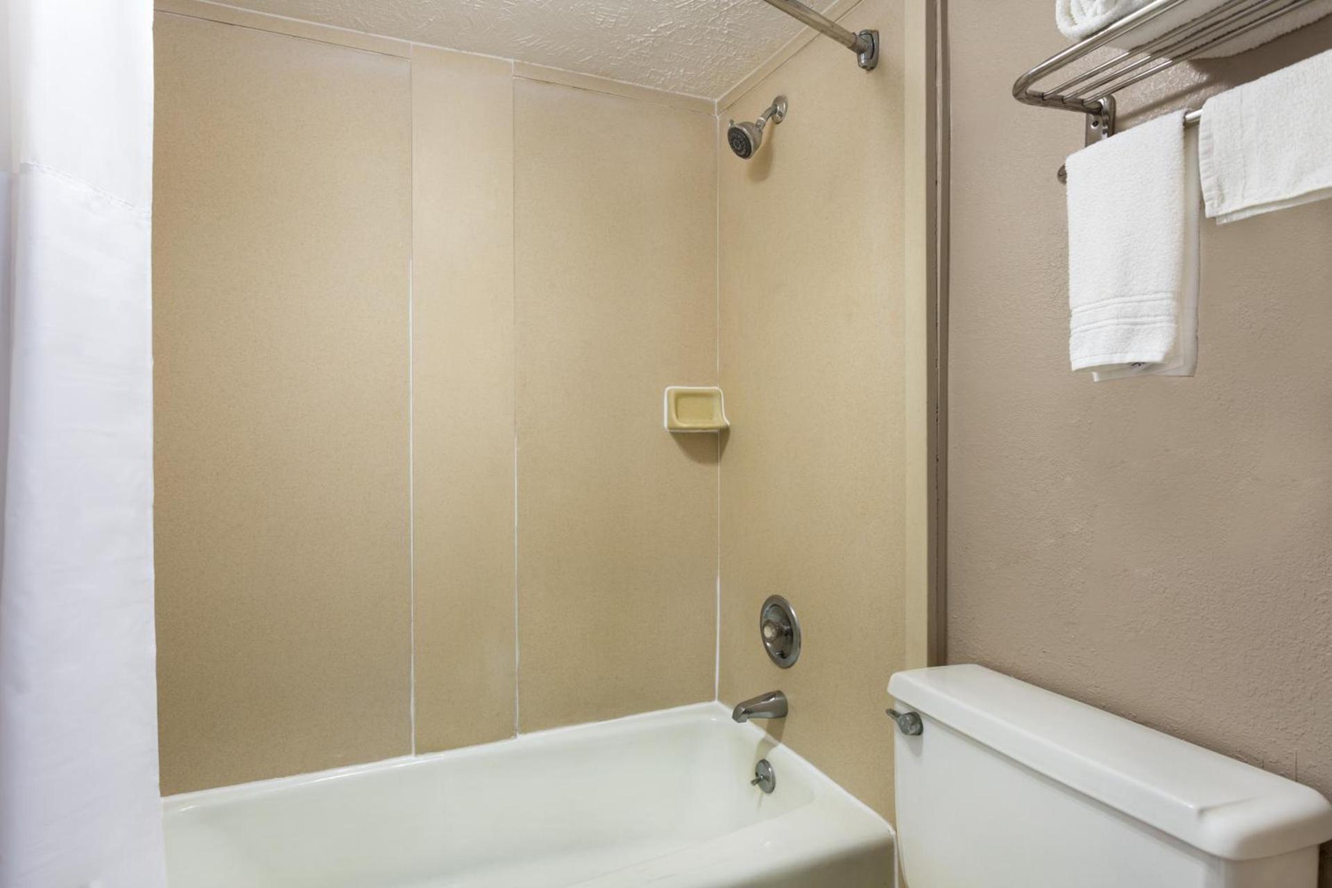 Super 8 by Wyndham Locust Grove photo 28