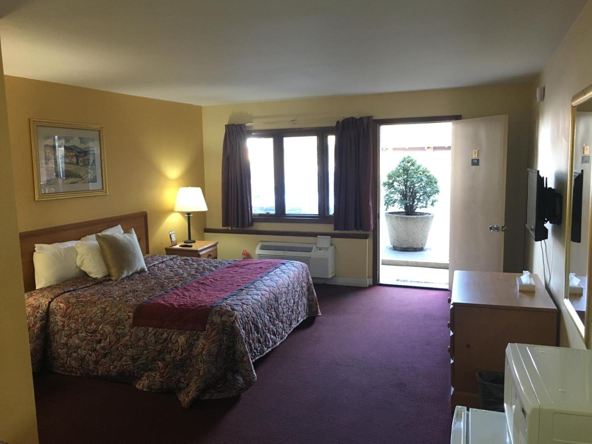 Midway Inn & Suites photo 5