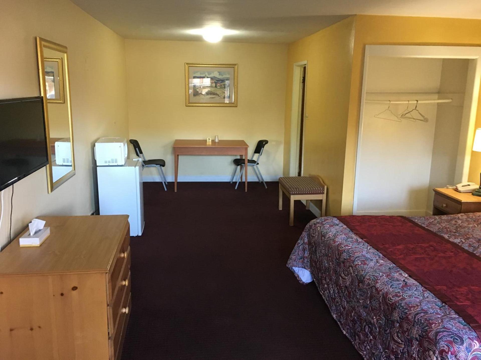 Midway Inn & Suites photo 2