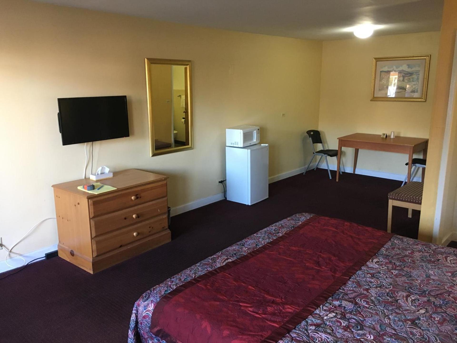 Midway Inn & Suites photo 4