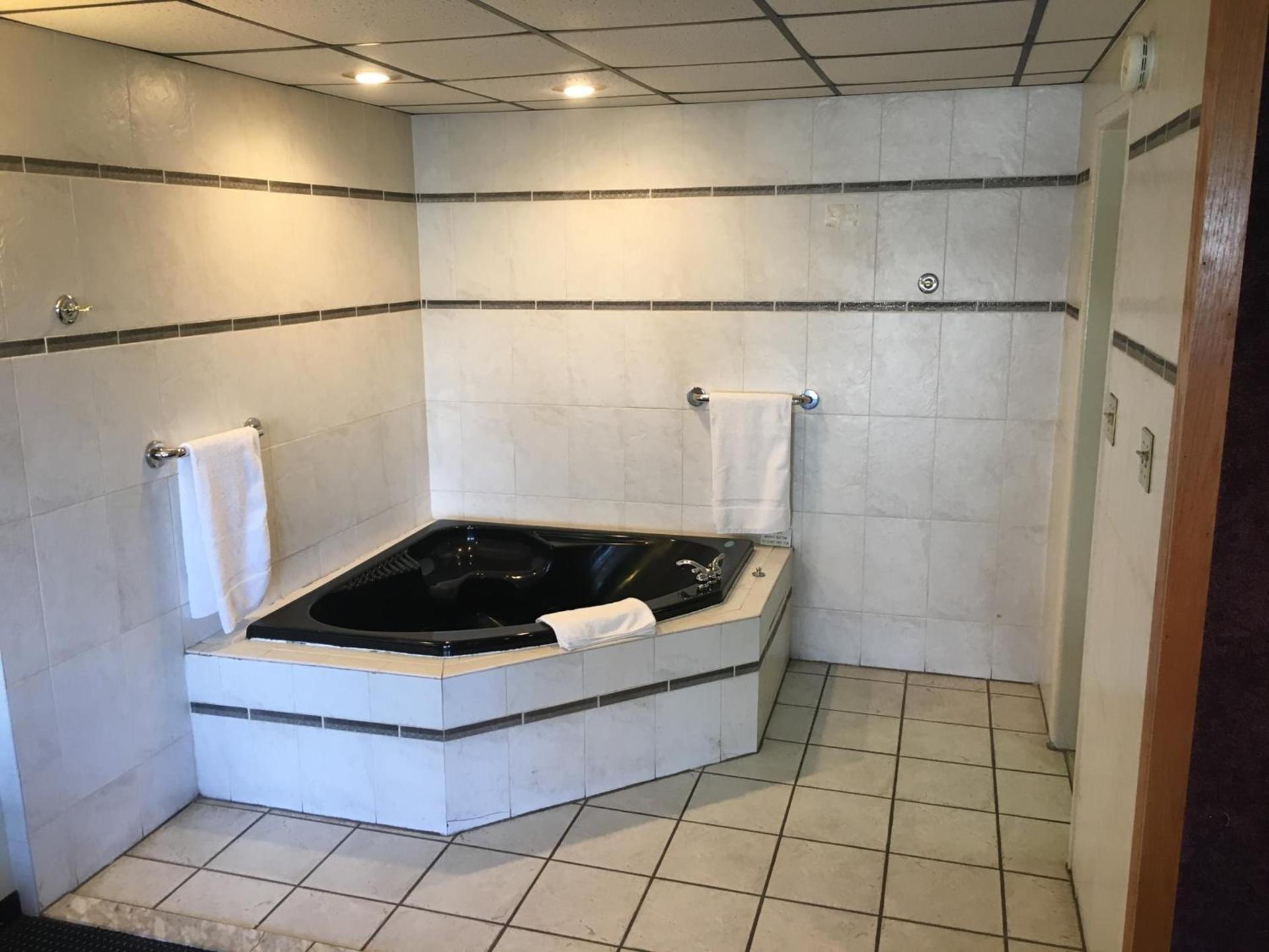 Midway Inn & Suites photo 8