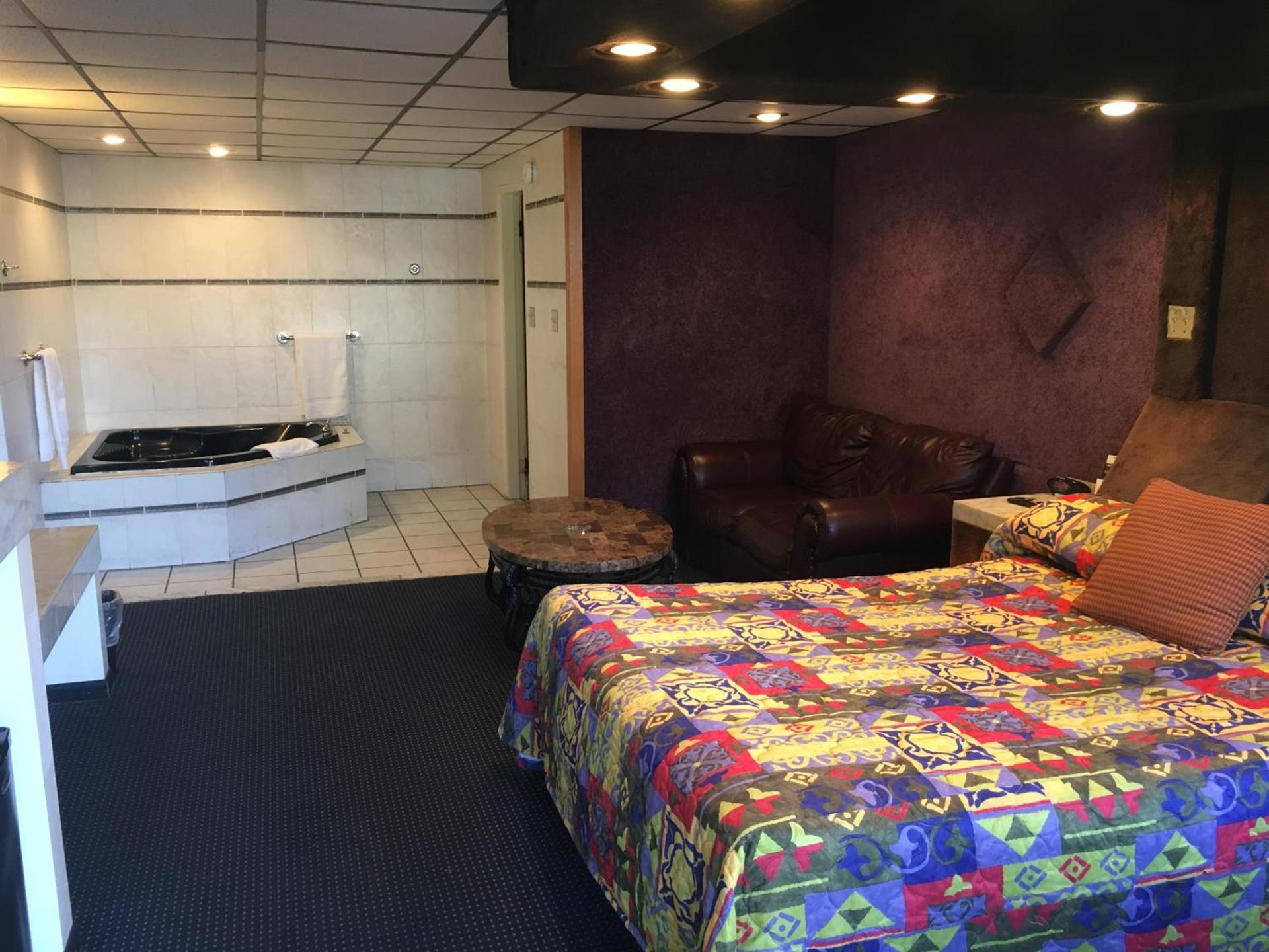 Midway Inn & Suites photo 6