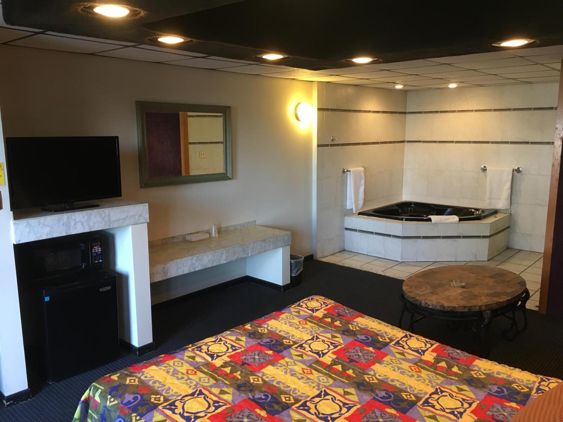 Midway Inn & Suites photo 7