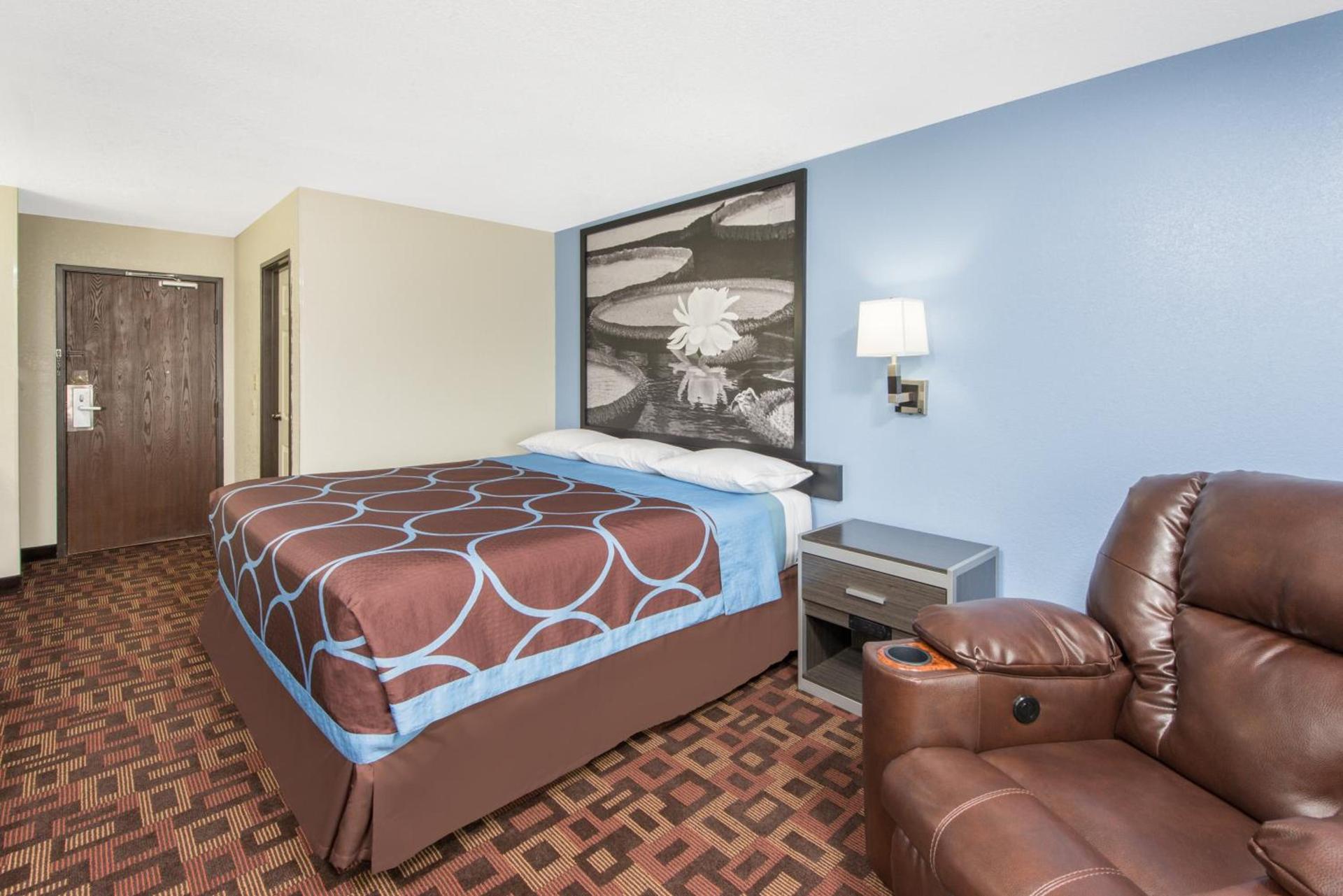 Super 8 by Wyndham Moberly MO photo 35