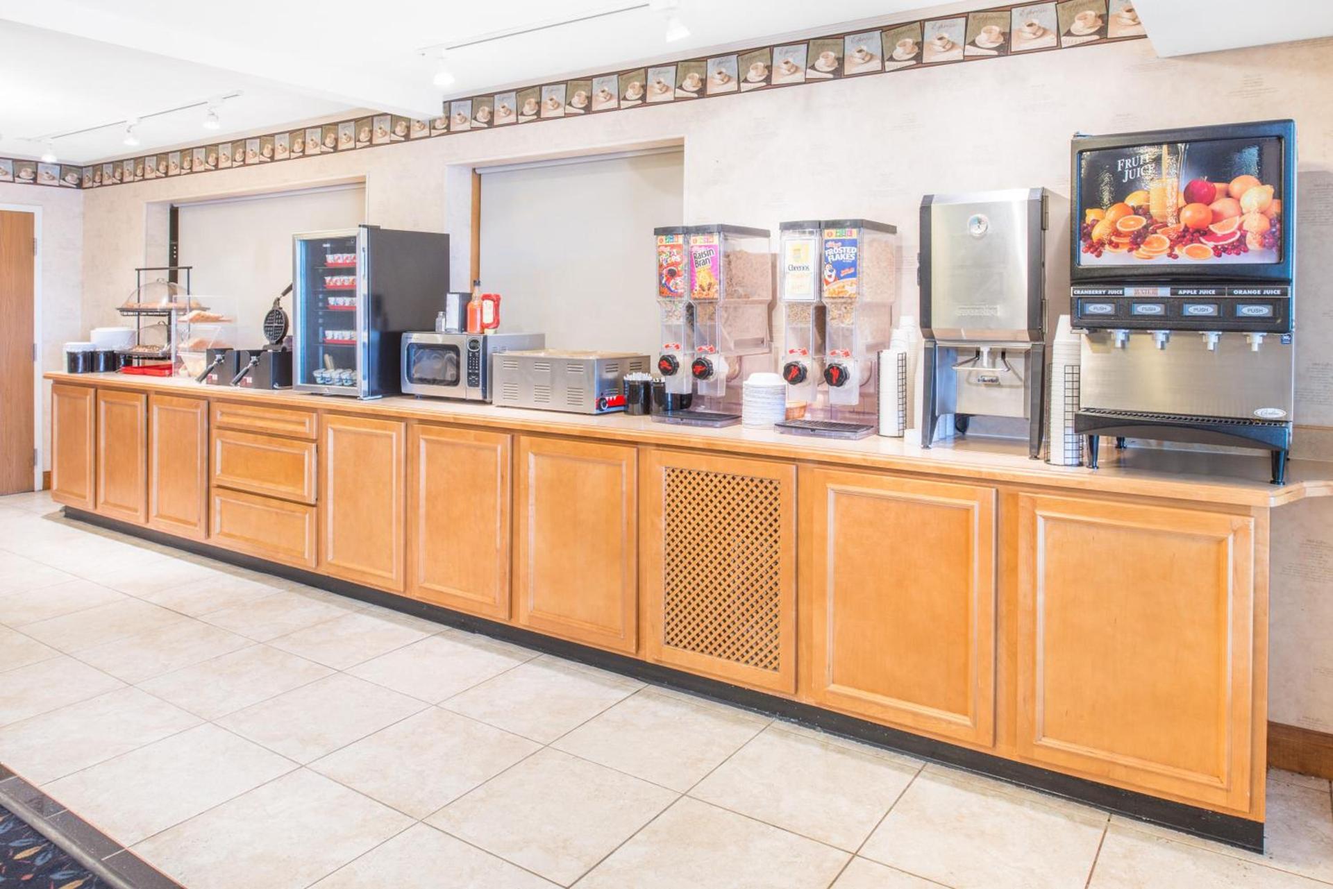 Ramada by Wyndham Springfield North photo 48