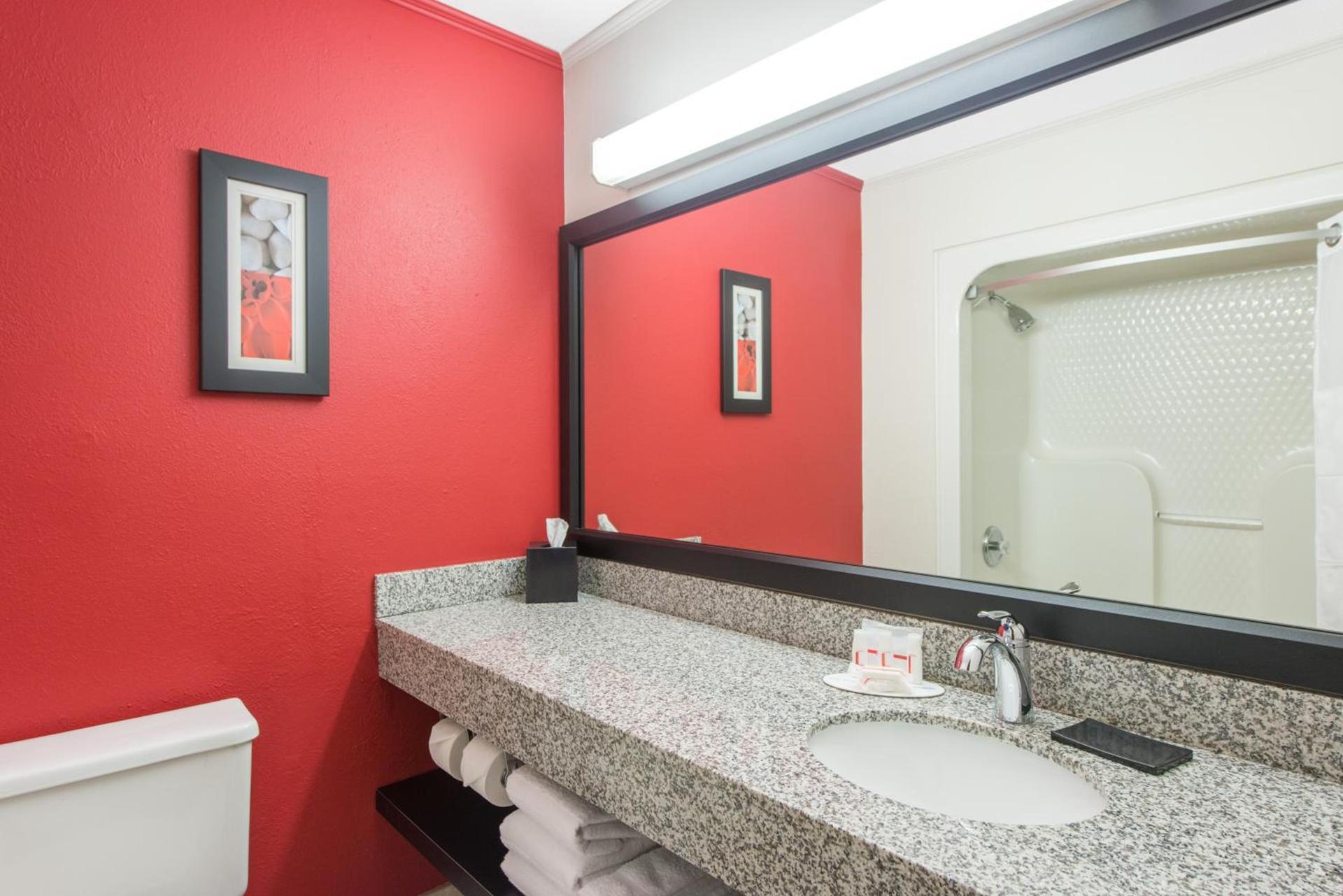 Ramada by Wyndham Springfield North photo 41