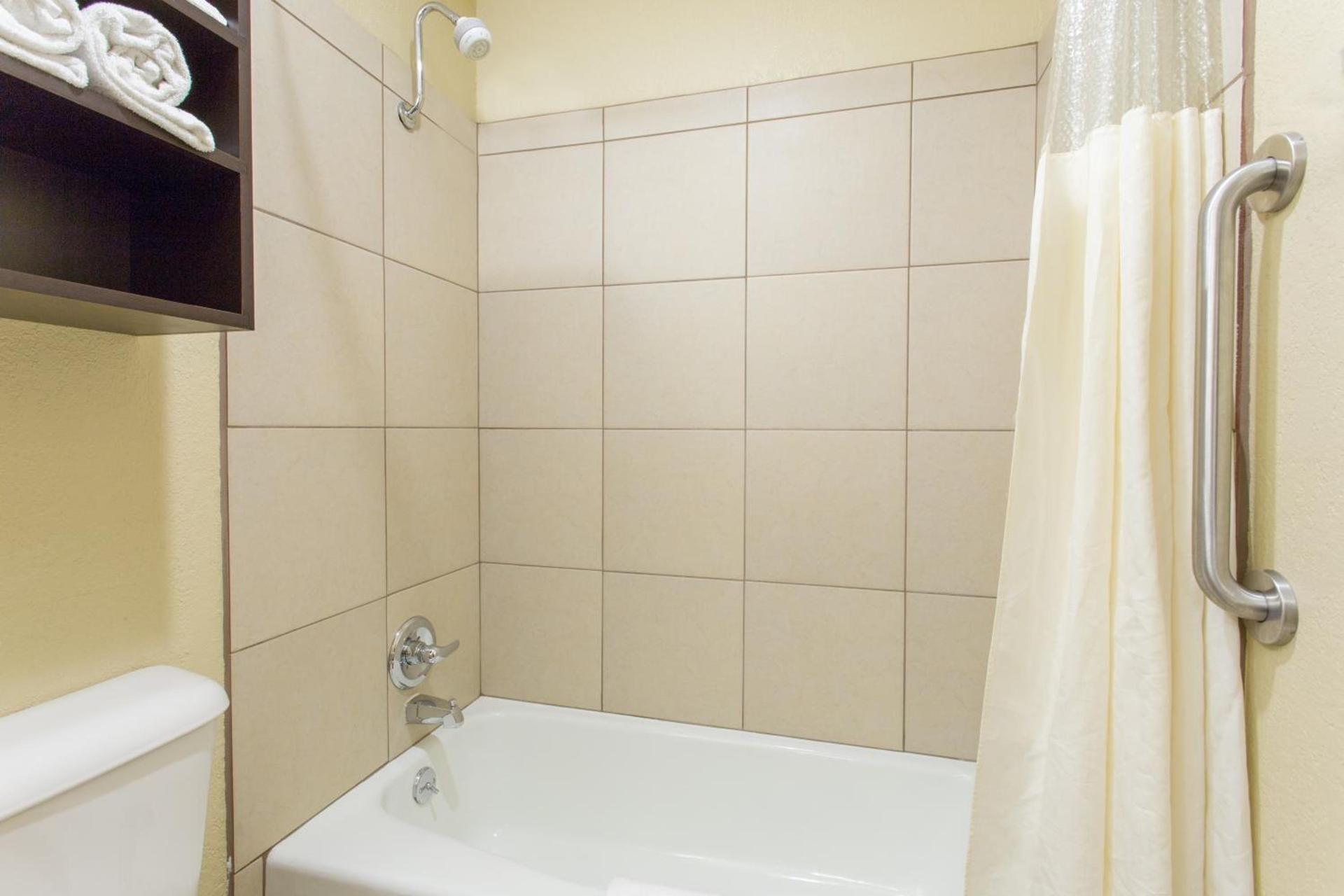 Days Inn & Suites by Wyndham Waterloo photo 46