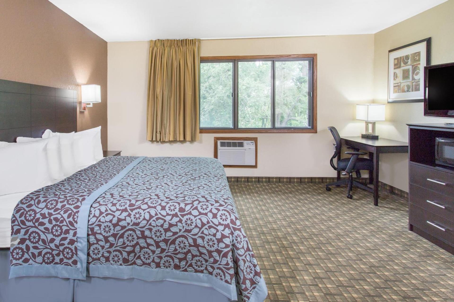 Days Inn & Suites by Wyndham Waterloo photo 51