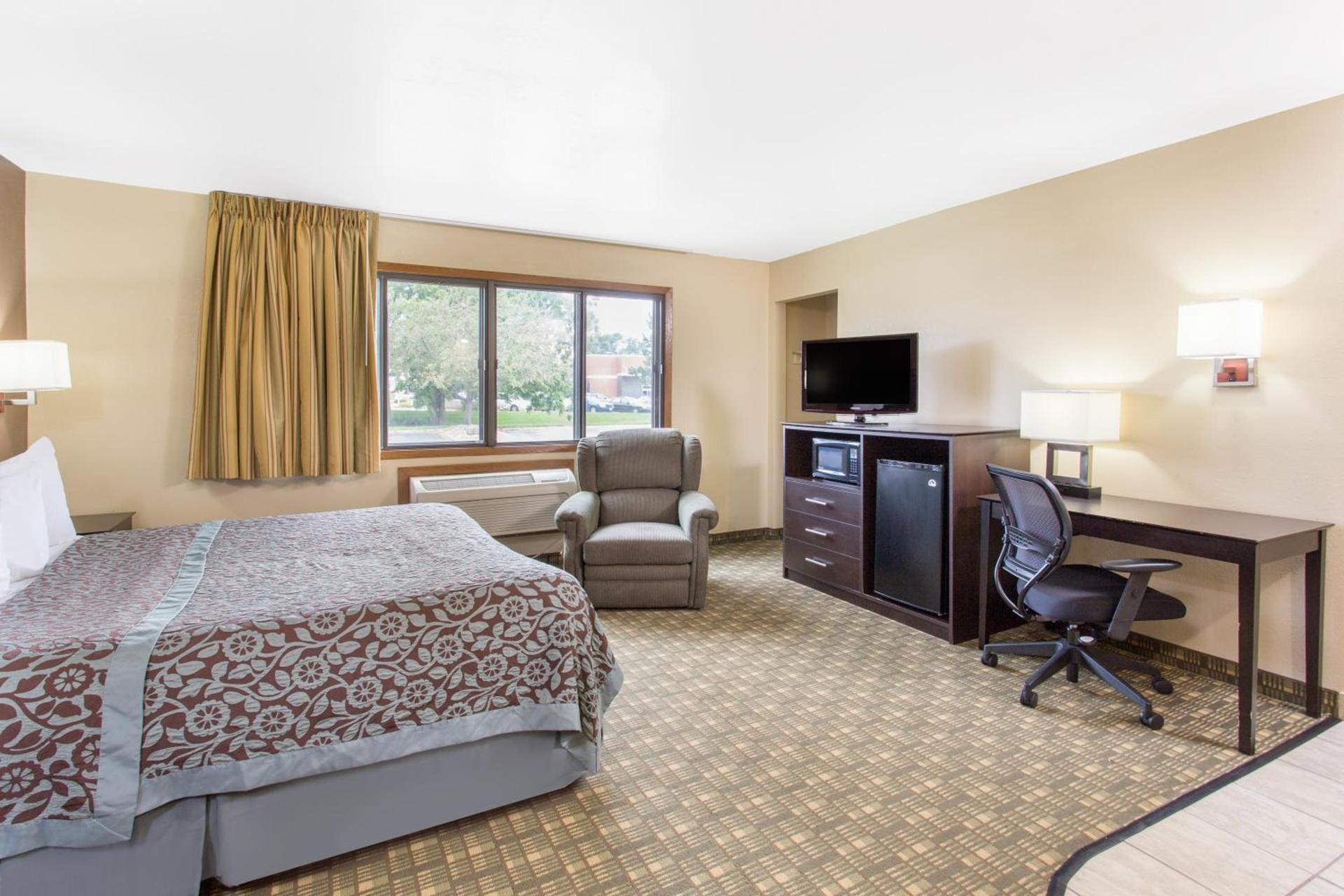 Days Inn & Suites by Wyndham Waterloo photo 40