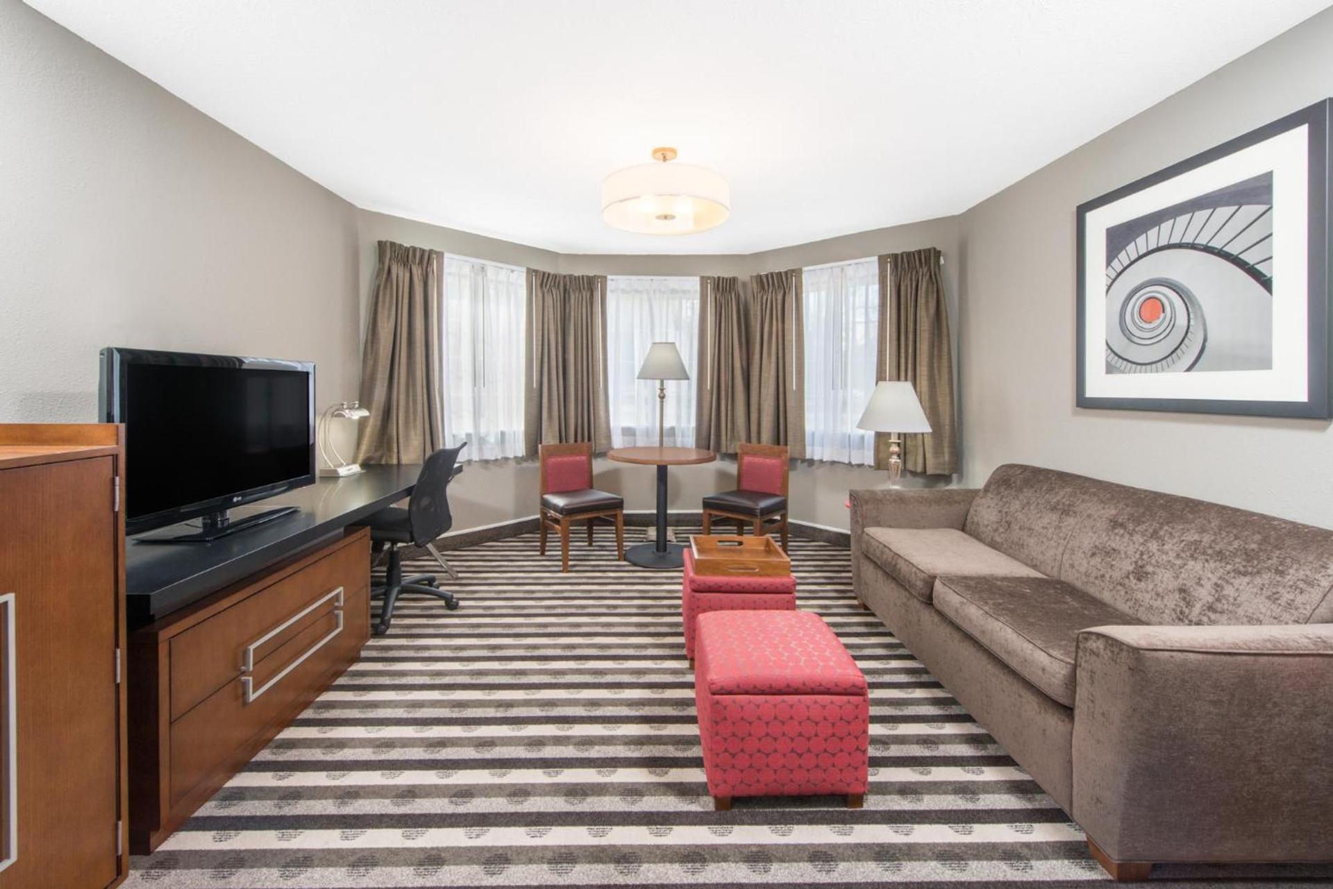 Ramada by Wyndham Springfield North photo 31