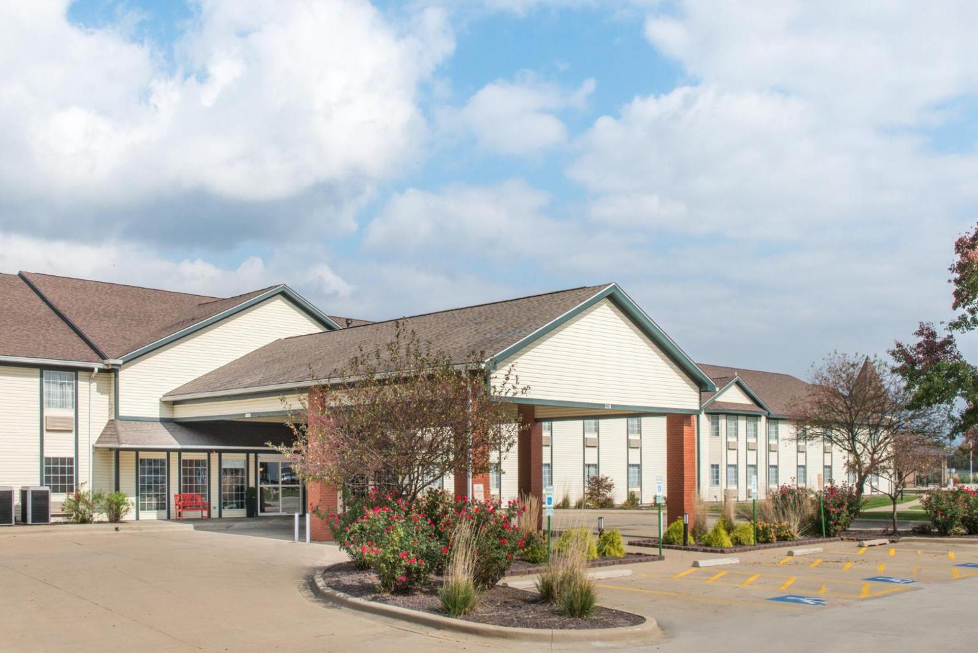 Ramada by Wyndham Springfield North photo 32