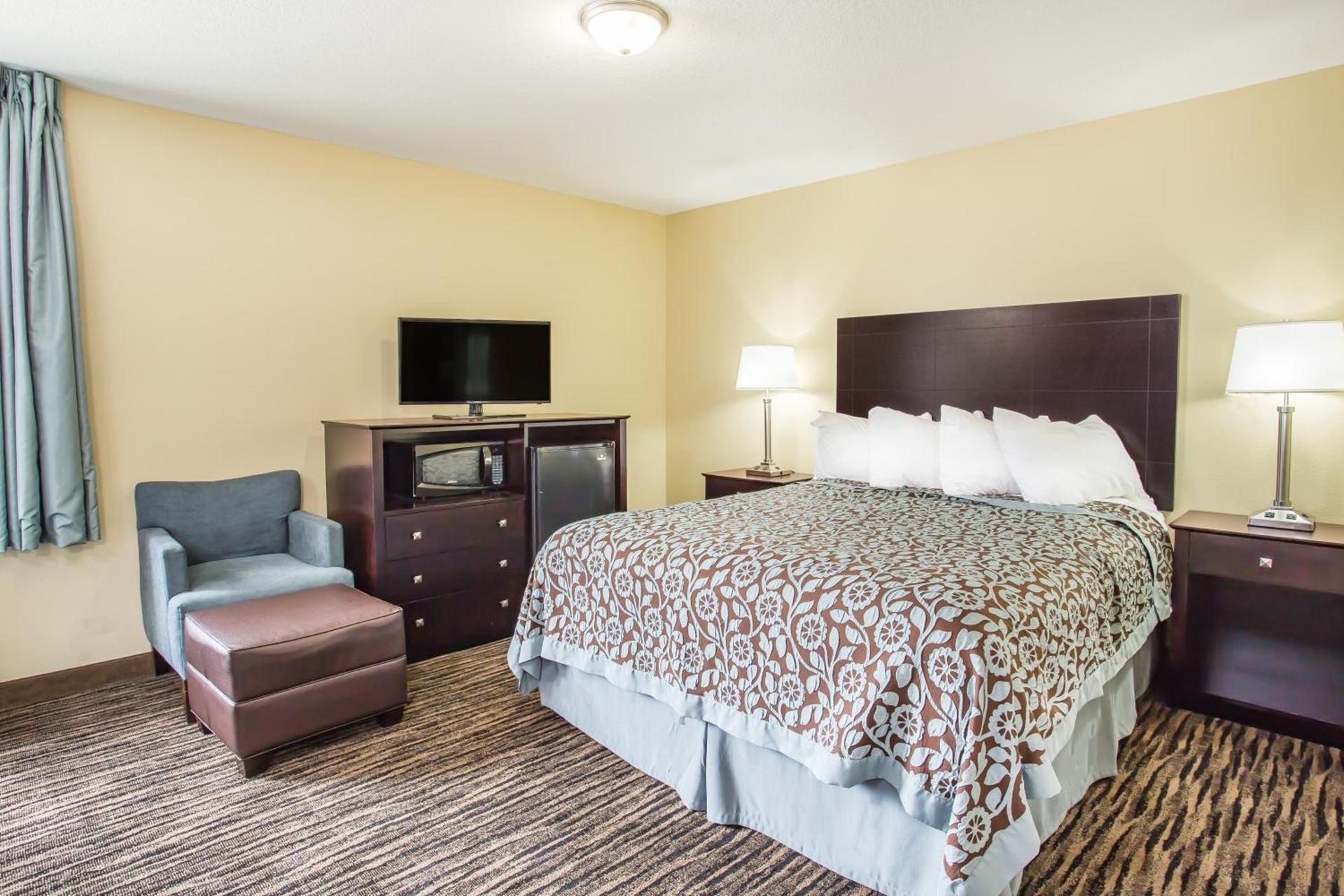 Days Inn by Wyndham Evansdale Waterloo photo 36