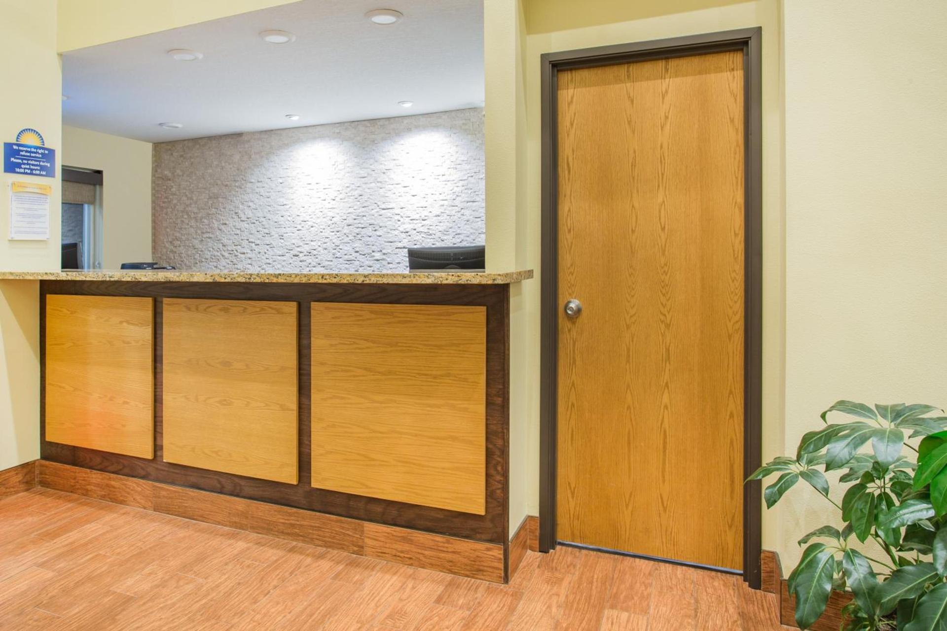Days Inn by Wyndham Evansdale Waterloo photo 42