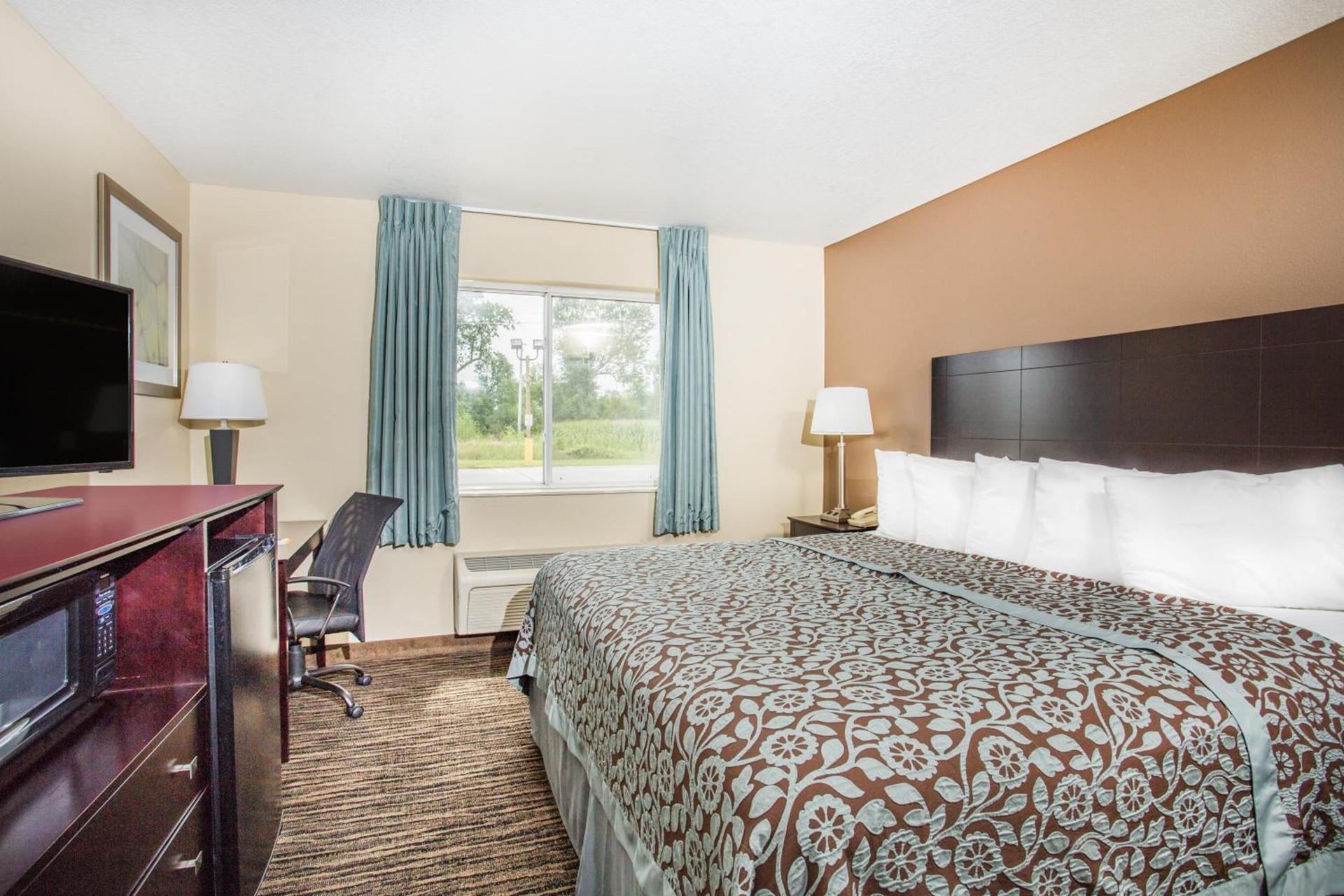 Days Inn by Wyndham Evansdale Waterloo photo 43