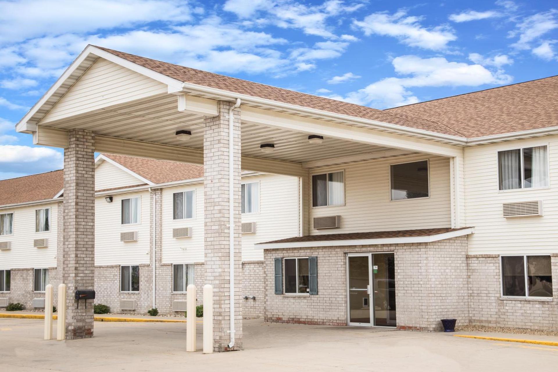 Days Inn by Wyndham Evansdale Waterloo photo 35