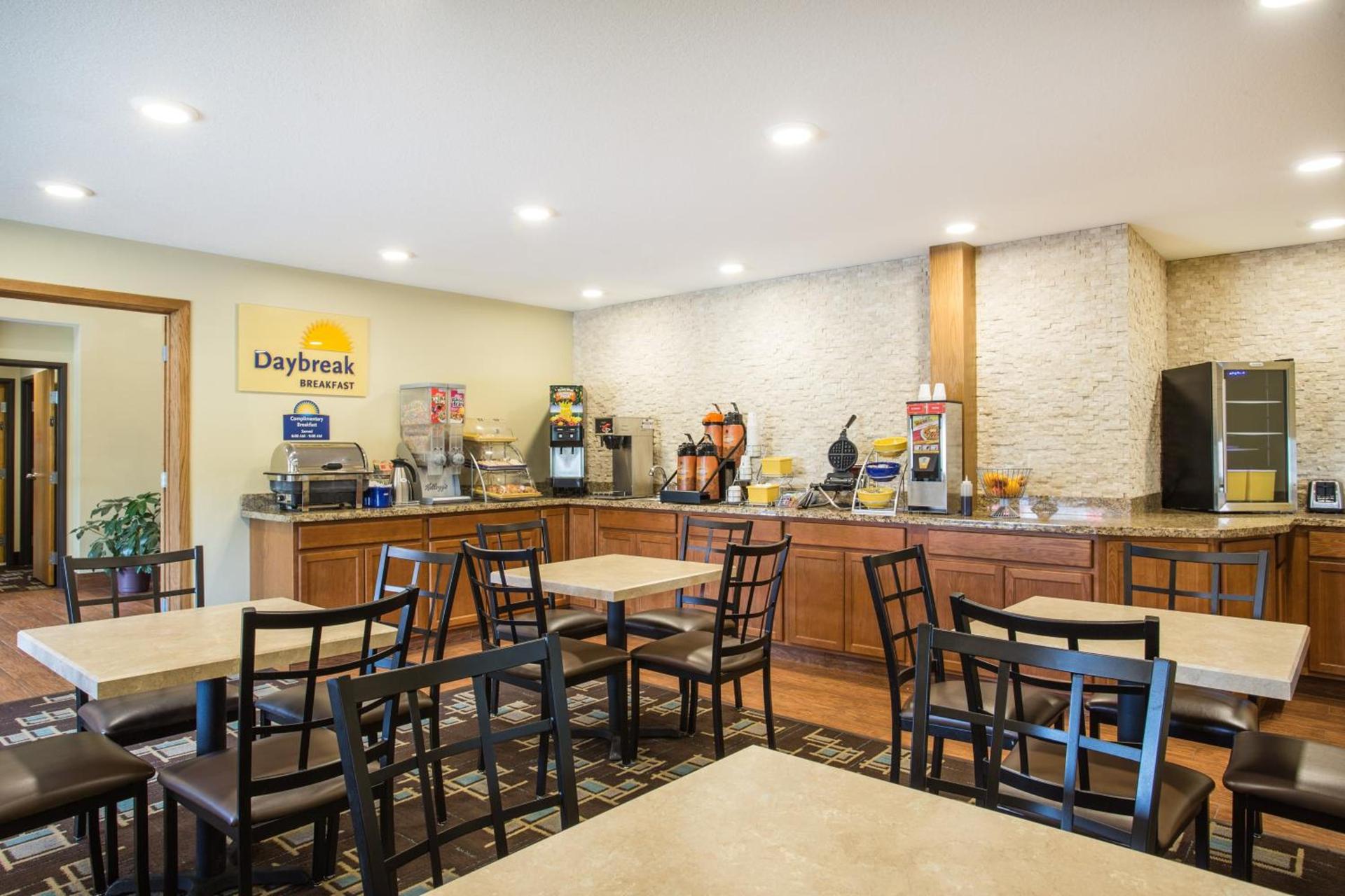 Days Inn by Wyndham Evansdale Waterloo photo 47