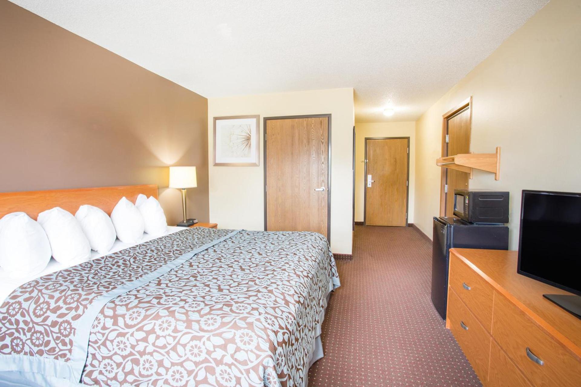 Days Inn by Wyndham Evansdale Waterloo photo 48
