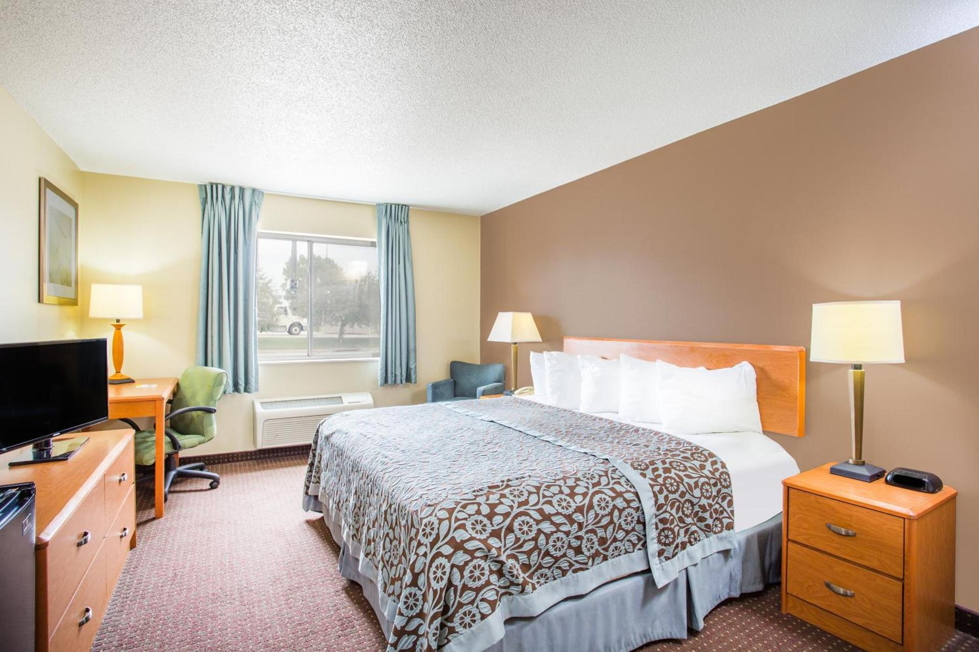 Days Inn by Wyndham Evansdale Waterloo photo 49