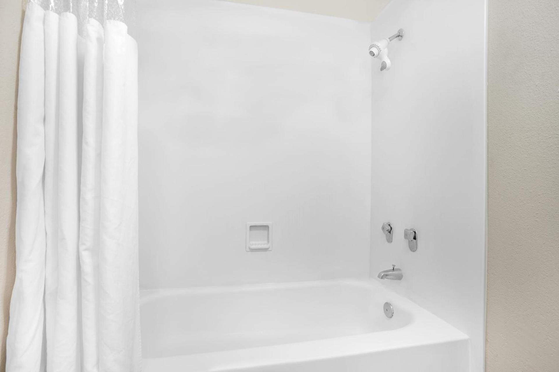 Super 8 by Wyndham Austell/Six Flags photo 9